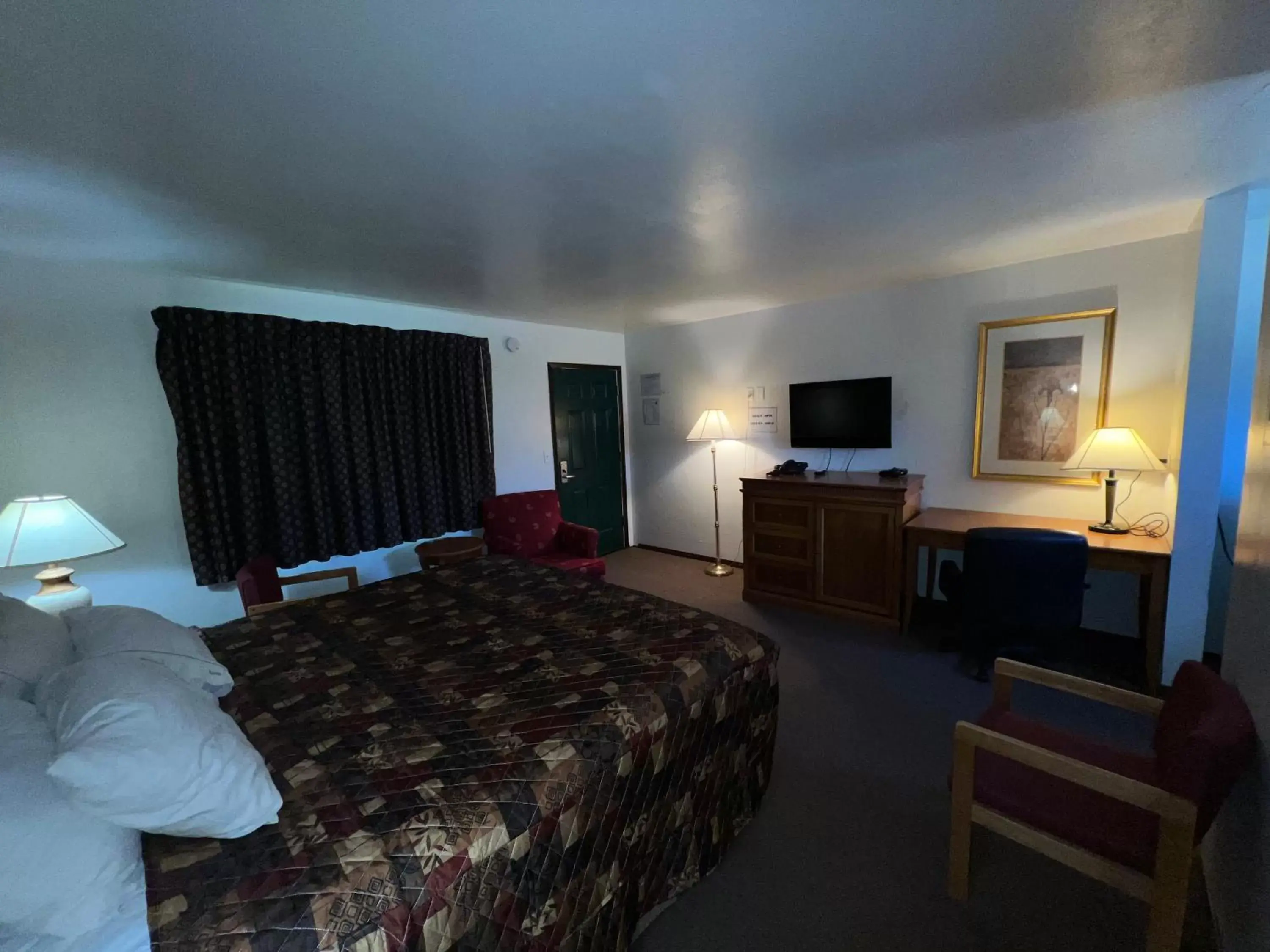 Bedroom, Bed in Spinning Wheel Motel