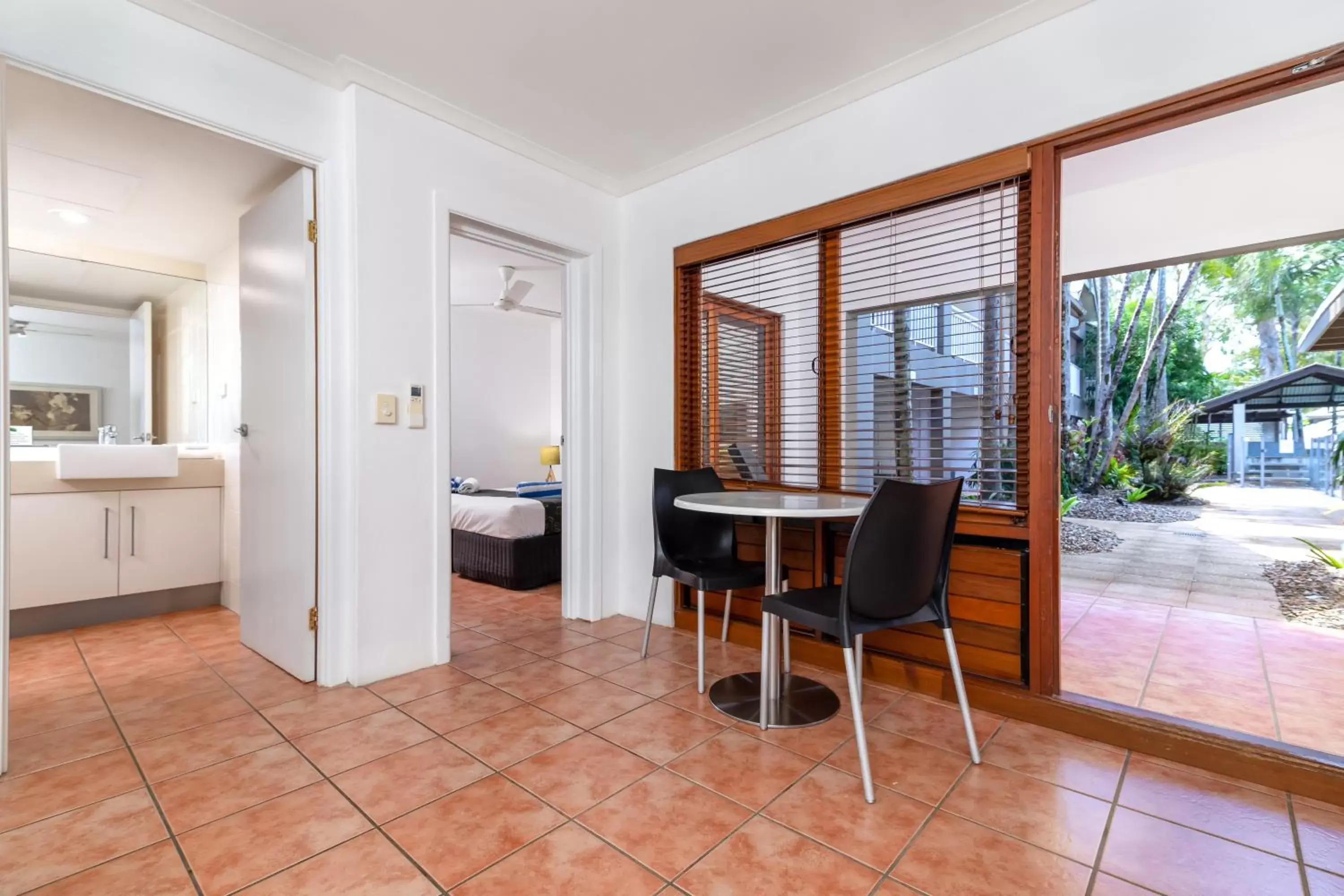 Kitchen or kitchenette, Dining Area in Paradise On The Beach Resort