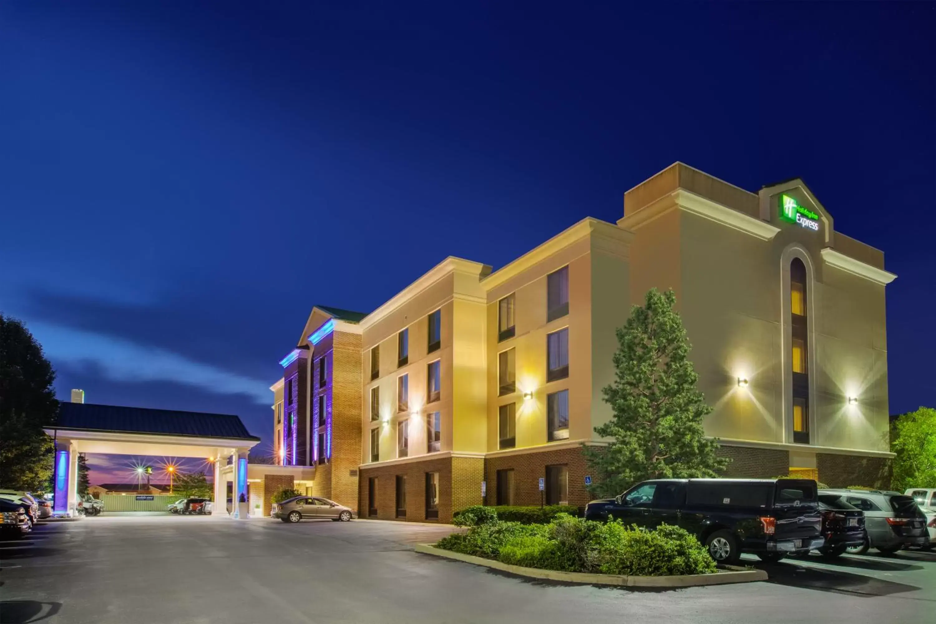 Property Building in Holiday Inn Express Hotel & Suites Fort Wayne, an IHG Hotel