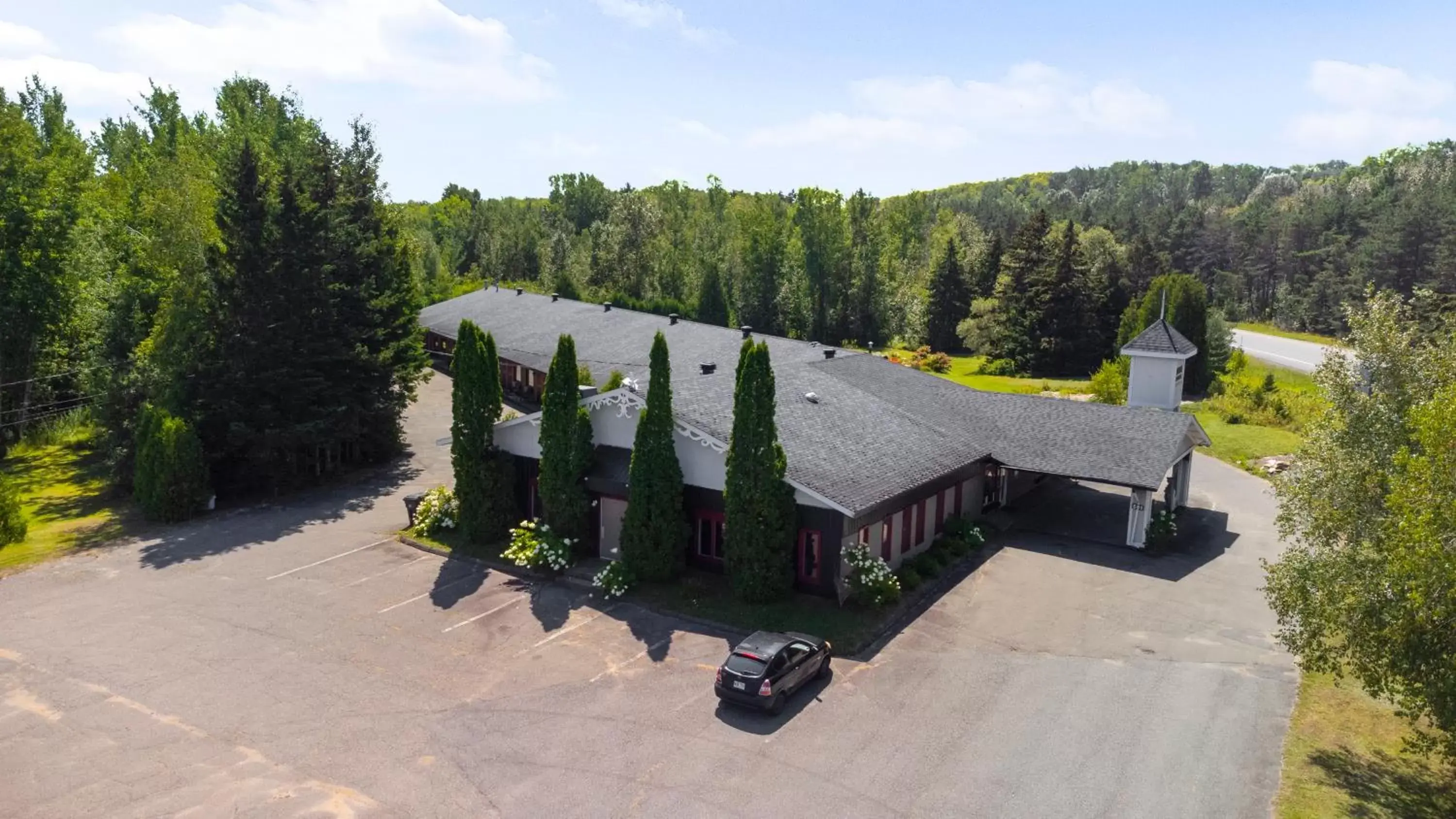 Bird's-eye View in Auberge Pique Nique