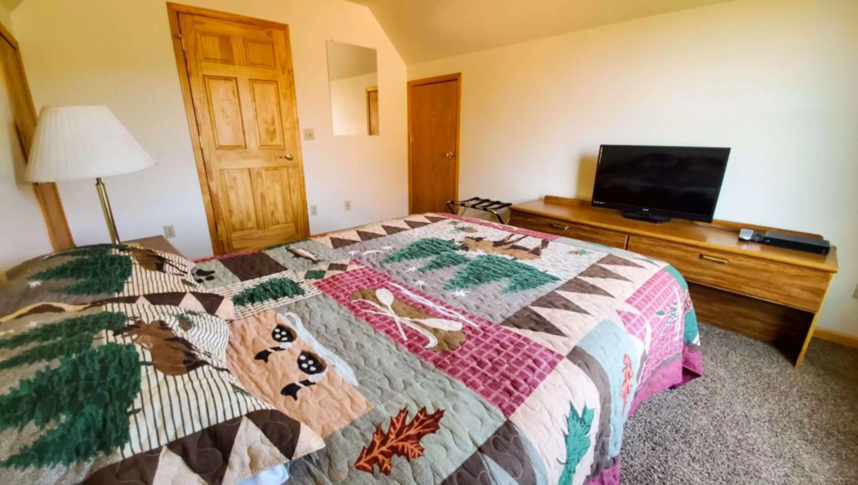 Photo of the whole room, Bed in Jasper Ridge Inn Ishpeming