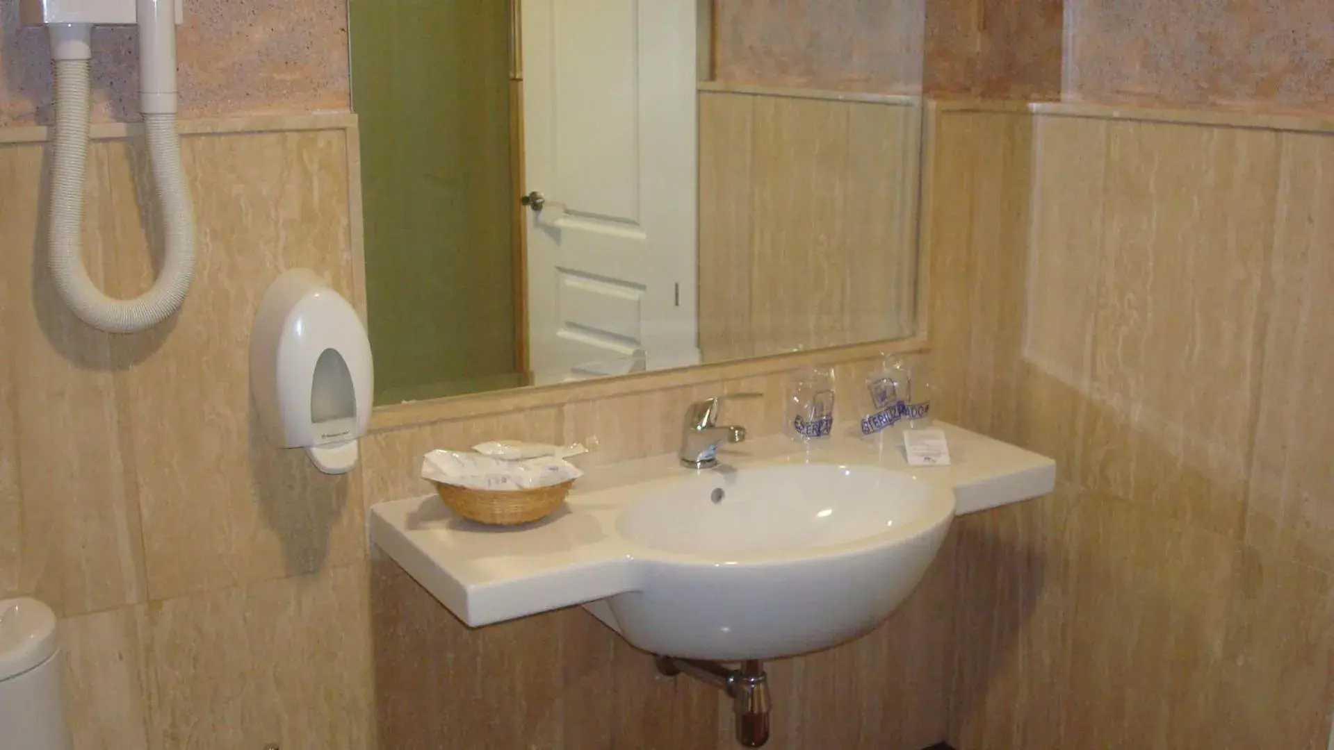 Bathroom in Hotel Alfonso VIII De Cuenca