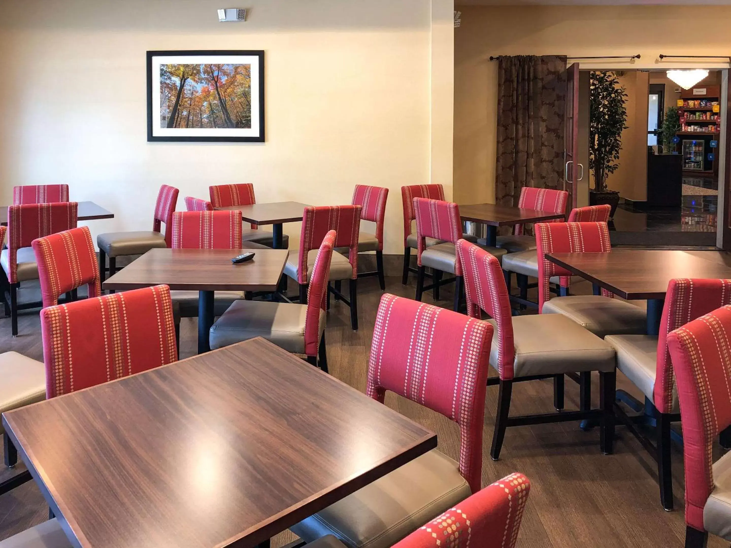 Restaurant/Places to Eat in Comfort Suites Mahwah - Paramus