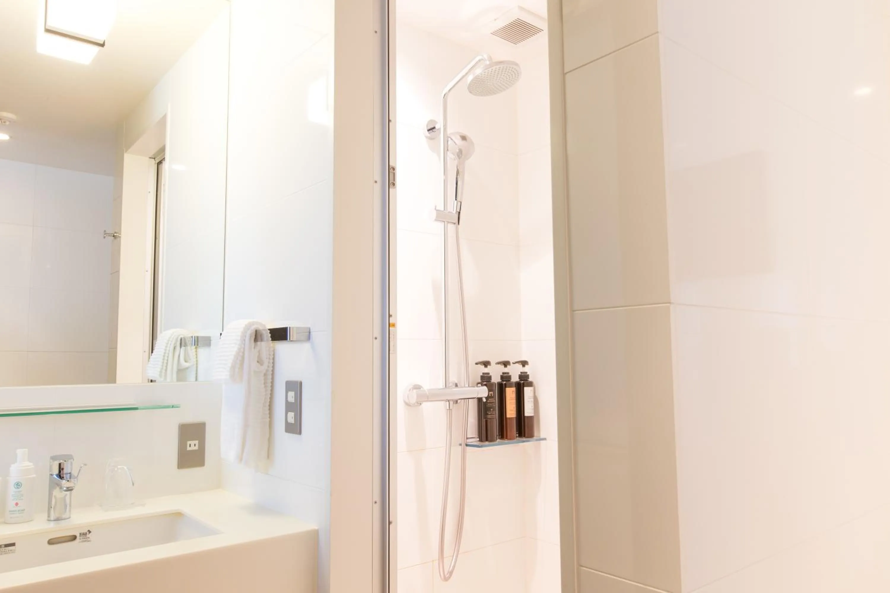 Shower in The Gate Hotel Kaminarimon by Hulic