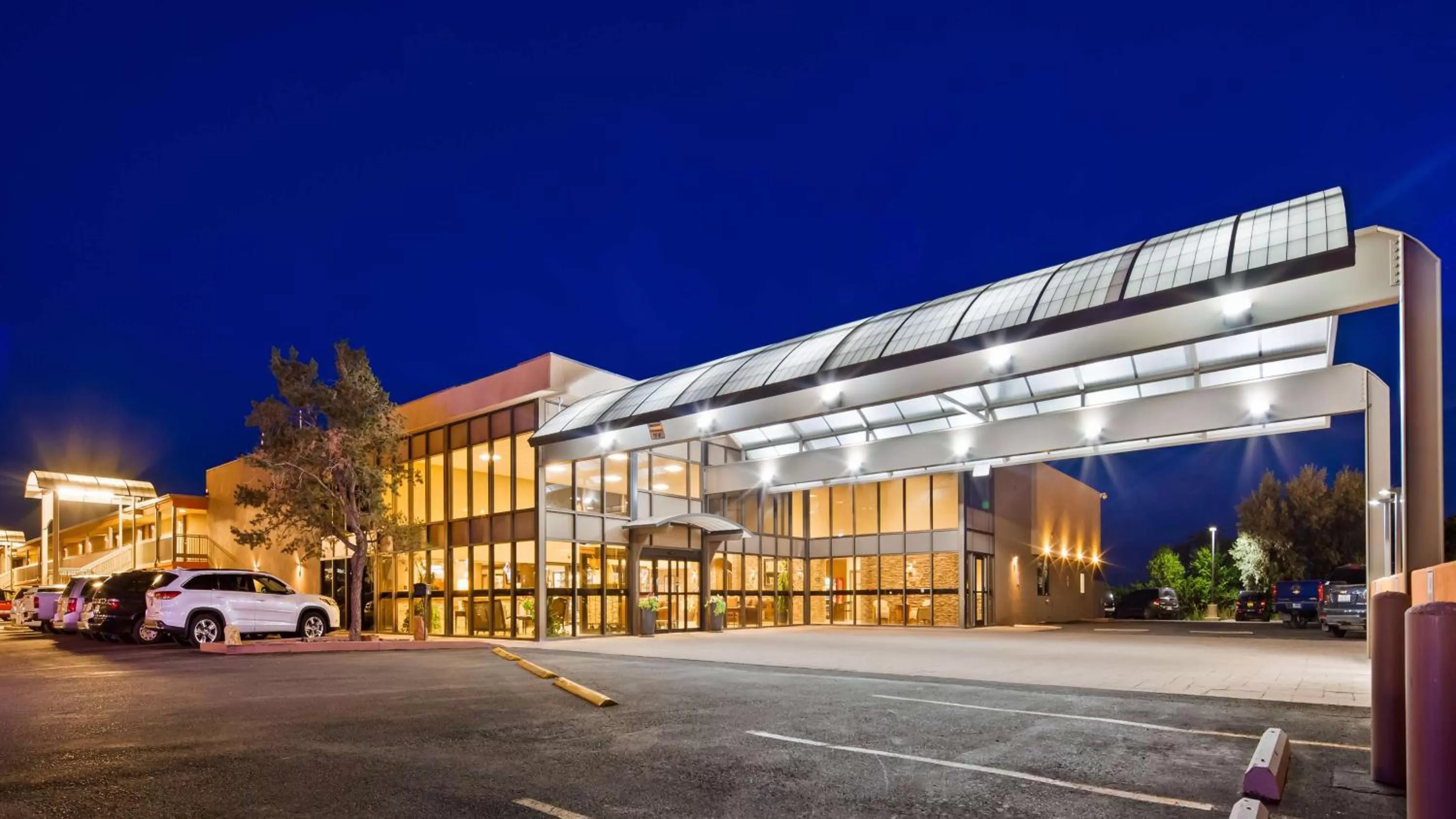 Property building in Best Western Plus Raton Hotel