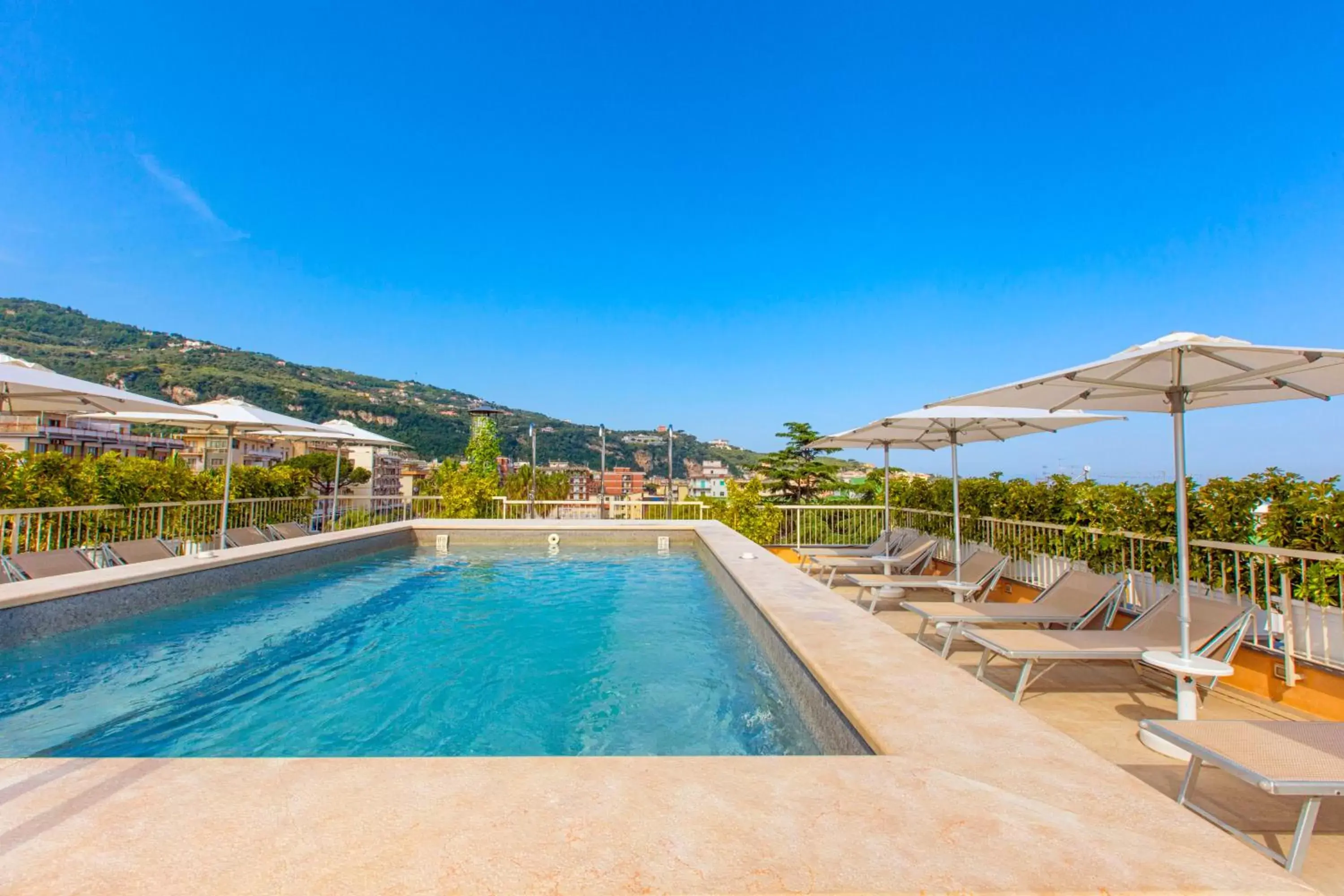 Solarium, Swimming Pool in Hotel Michelangelo