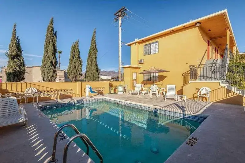 Swimming Pool in Econo Lodge University