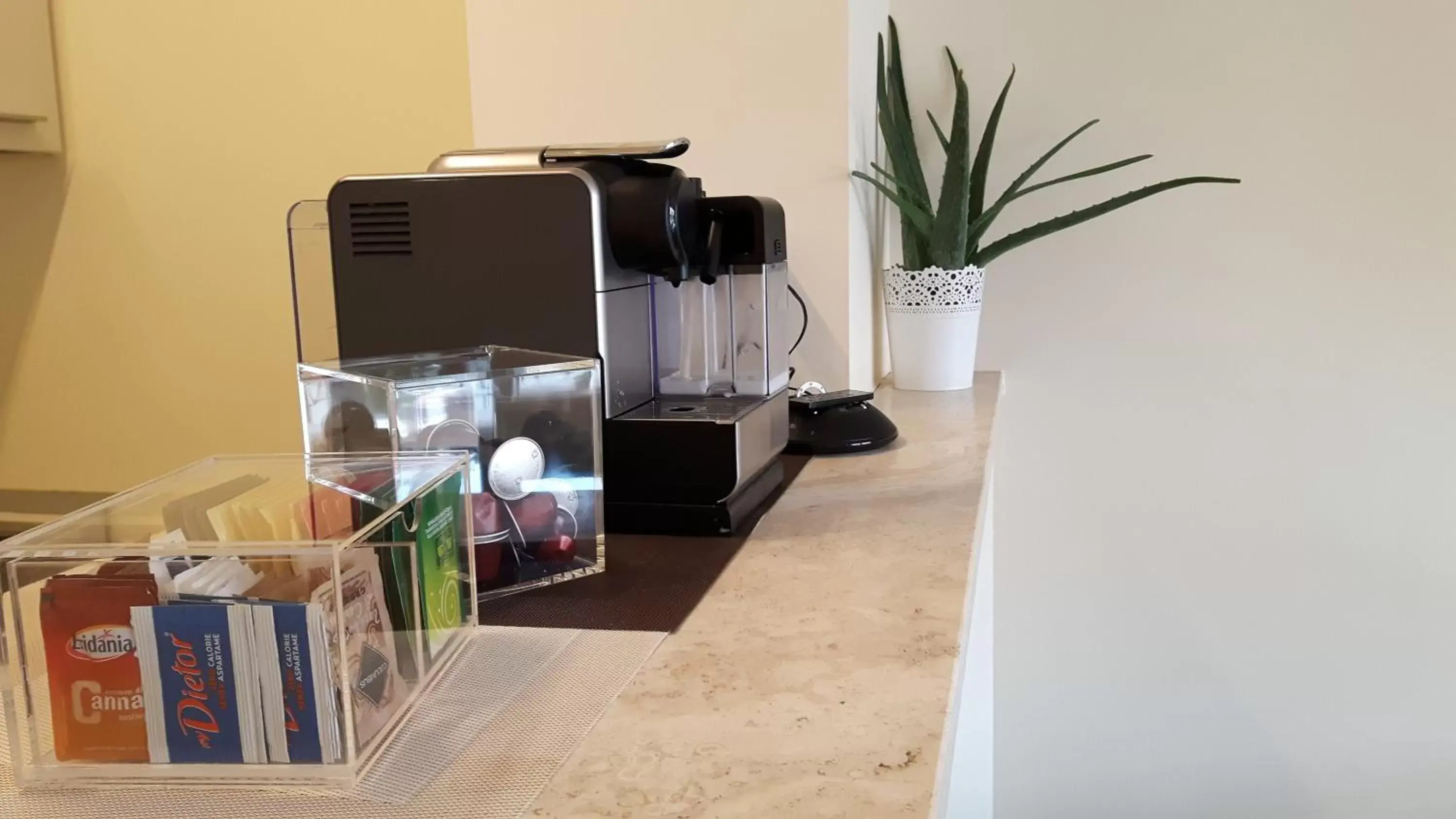 Coffee/tea facilities in Bronzino House