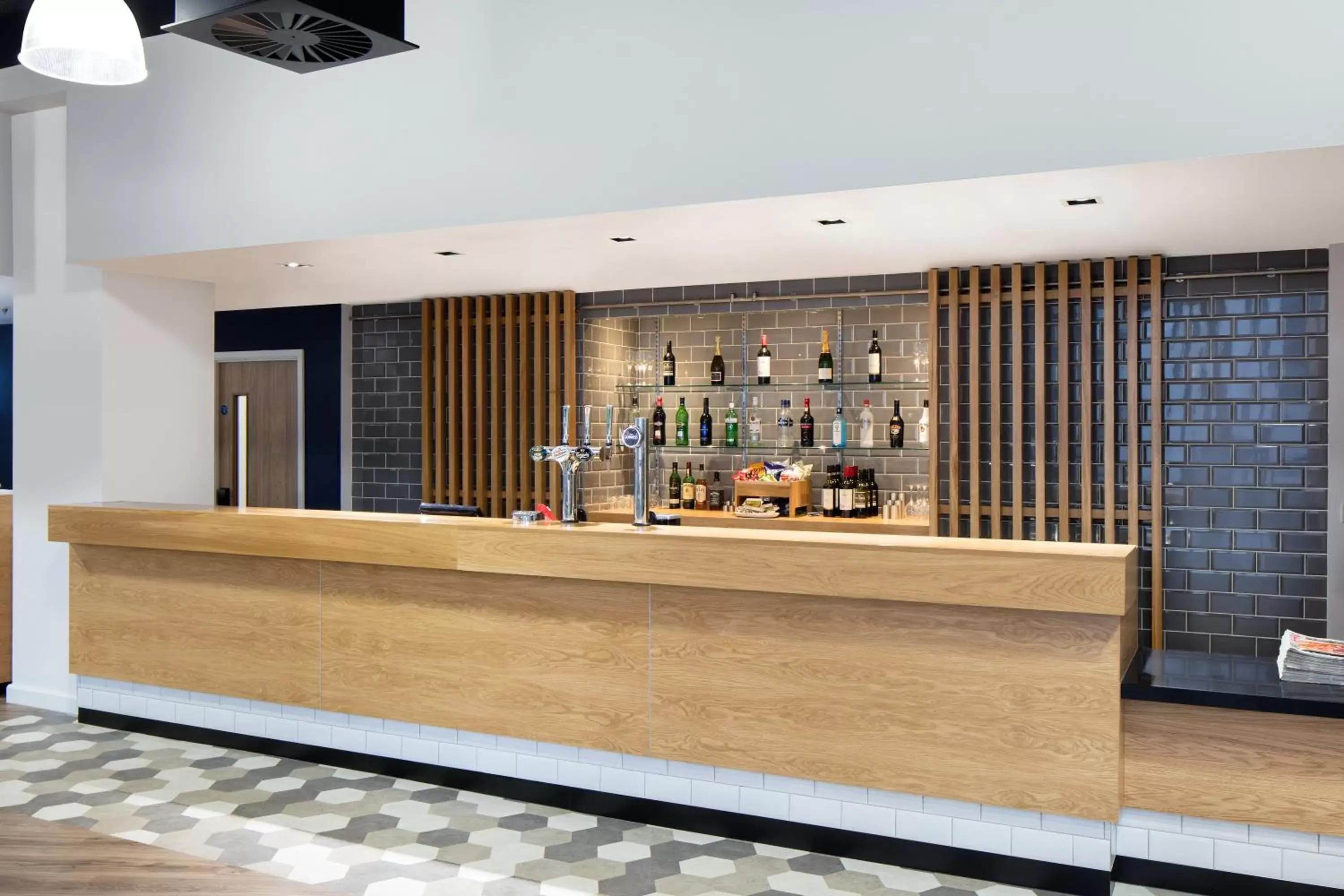 Lounge or bar in Holiday Inn Express - Birmingham - City Centre, an IHG Hotel