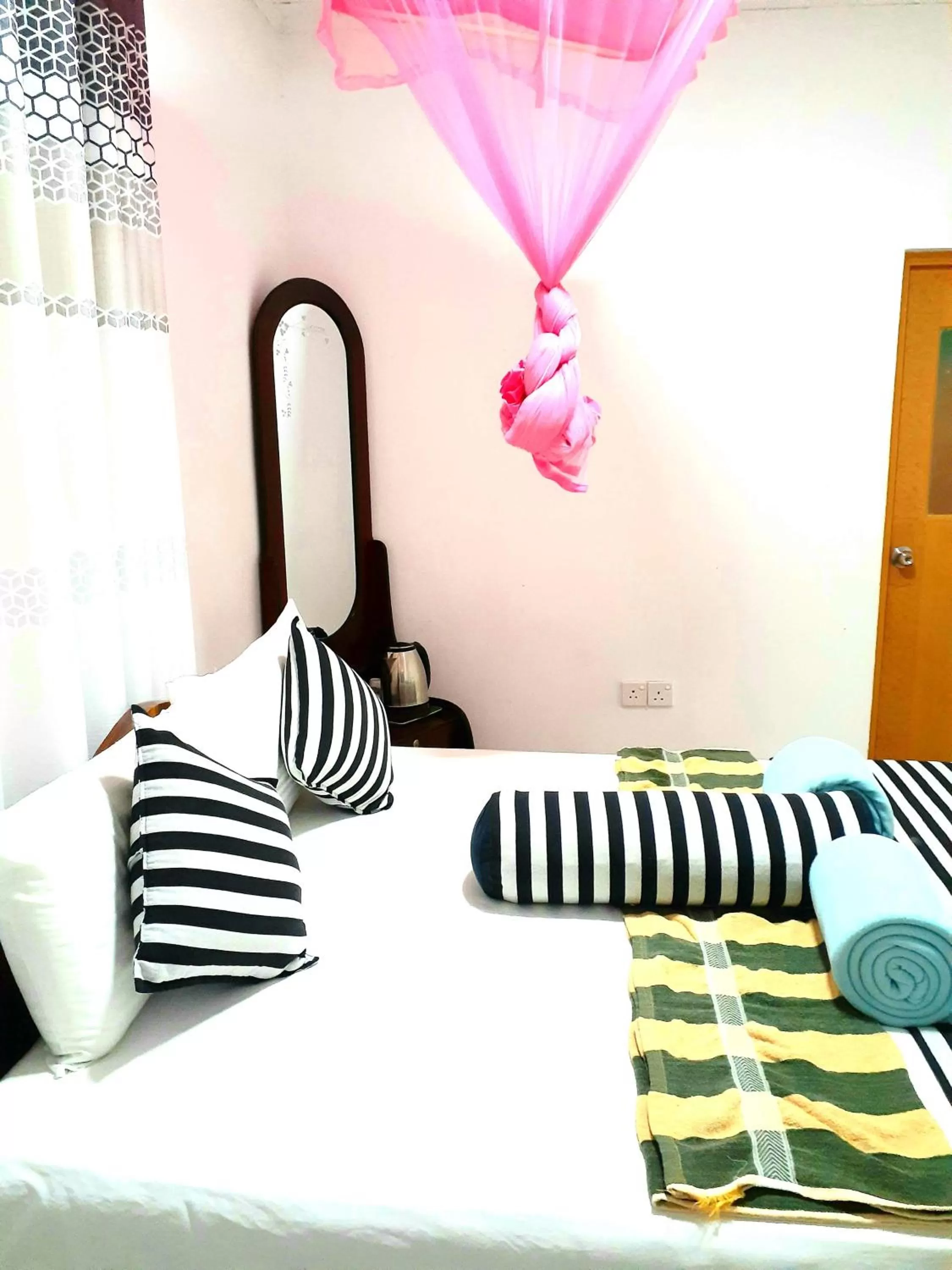 Bedroom, Bed in Green Lantern