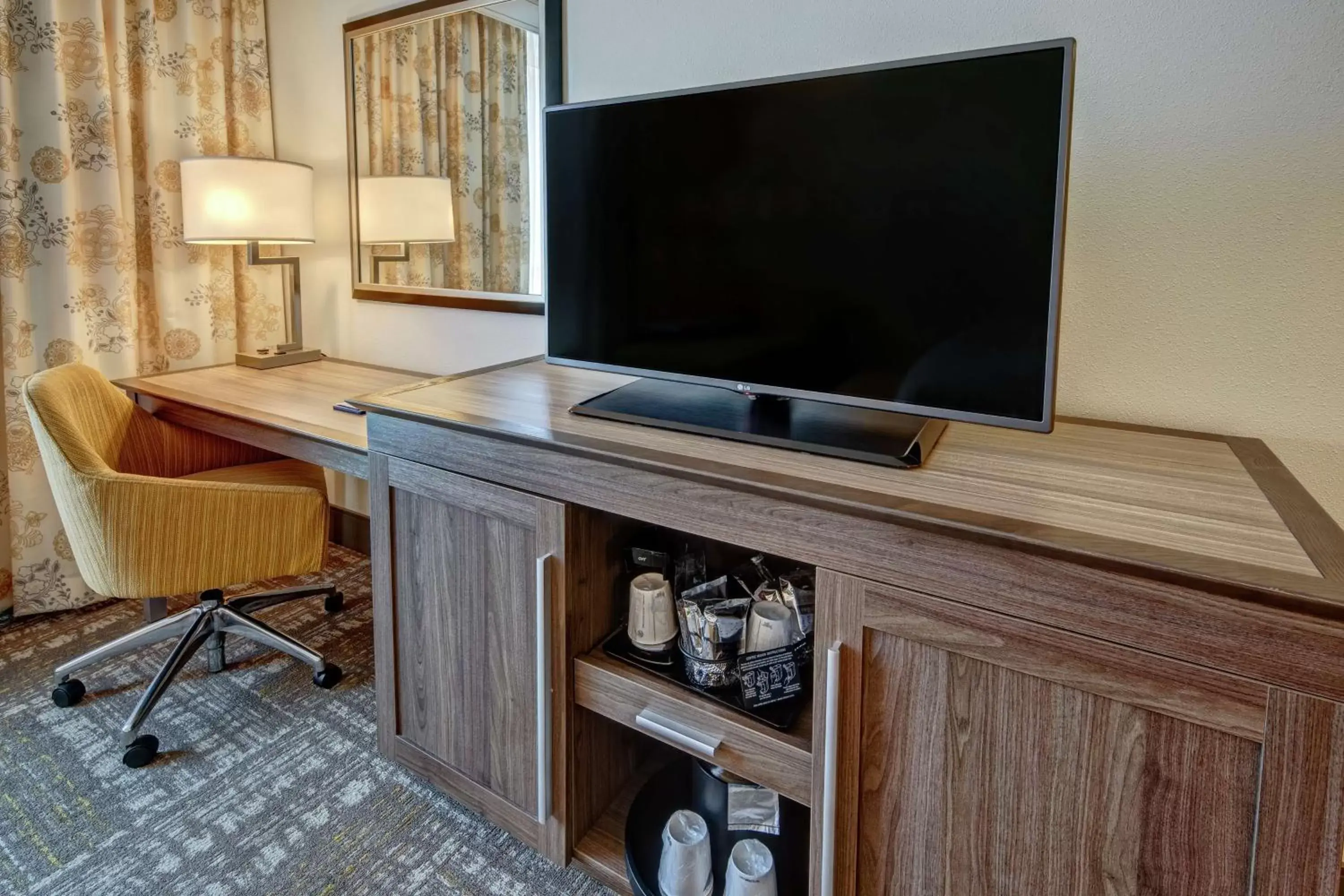 Bedroom, TV/Entertainment Center in Hampton Inn & Suites - Minneapolis/Downtown