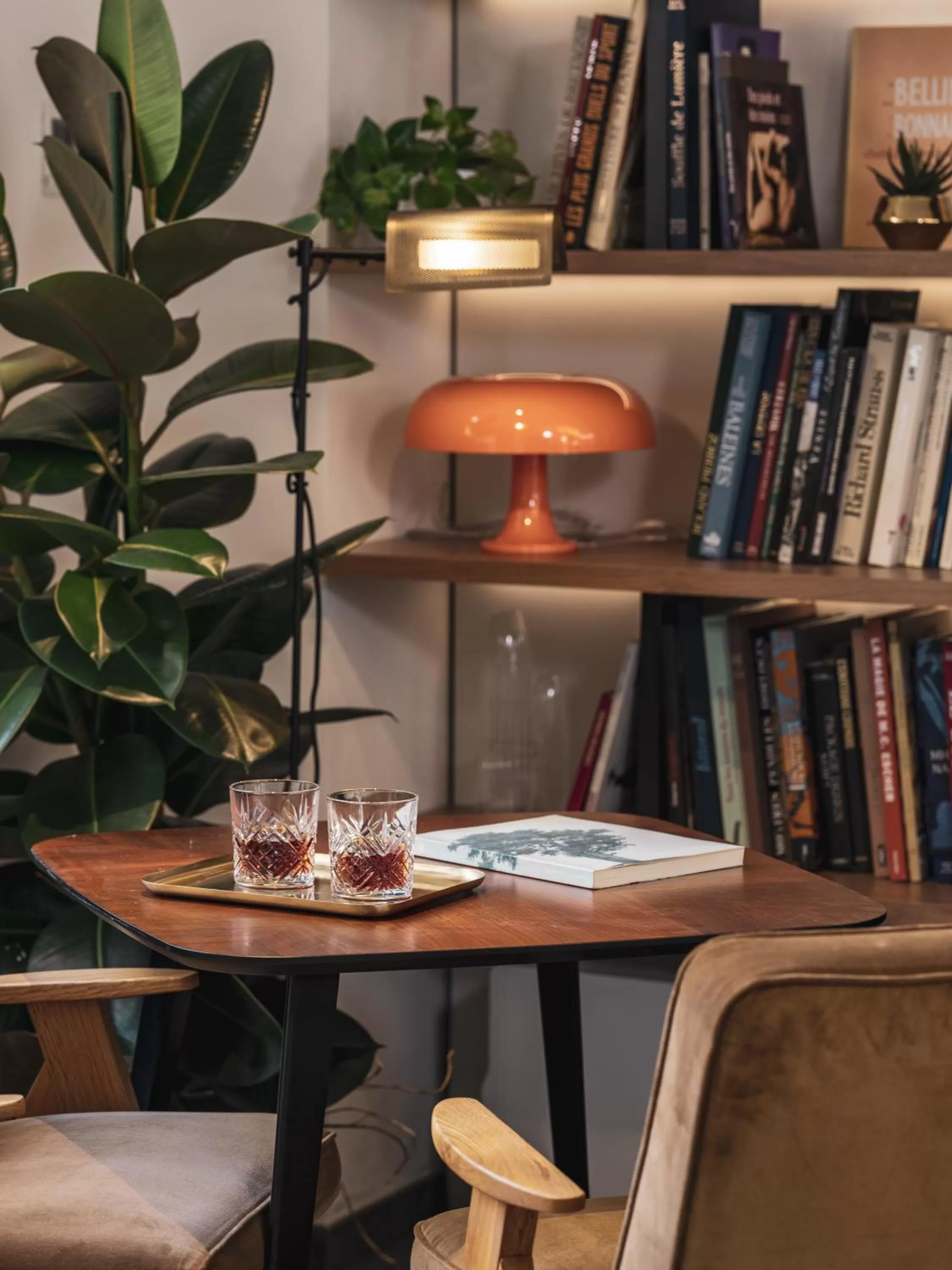 Library in Seven Hotel Paris