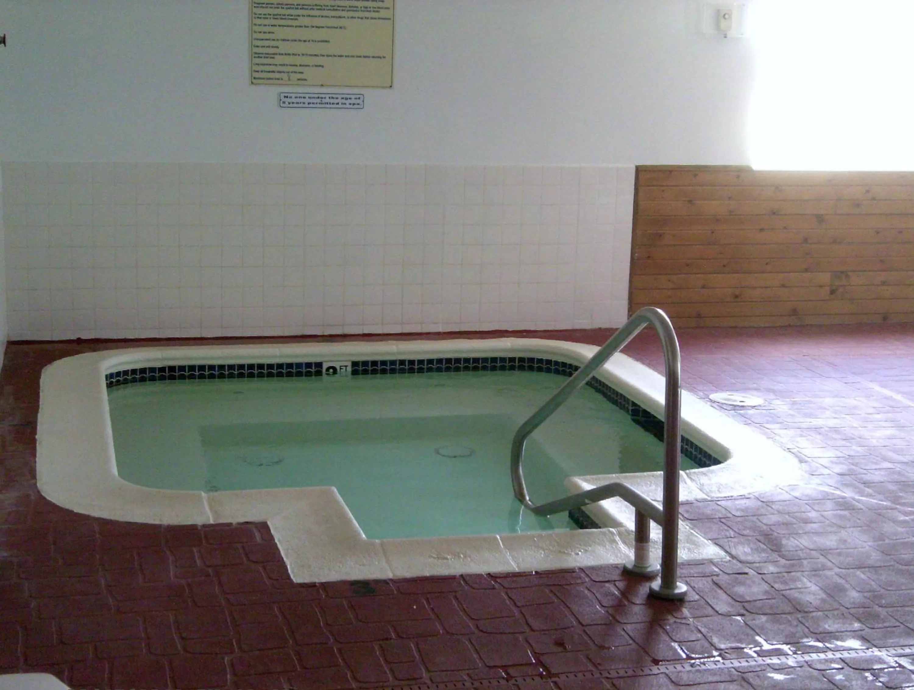 Hot Tub in Capri Inn & Suites - Beatrice