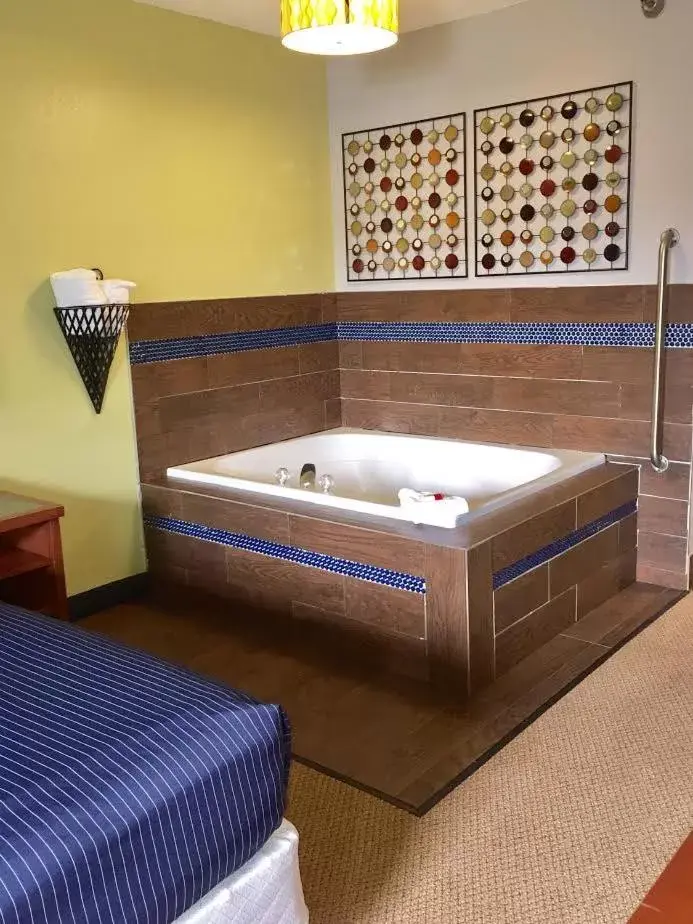 Hot Tub, Bathroom in Days Inn by Wyndham Great Lakes - N. Chicago