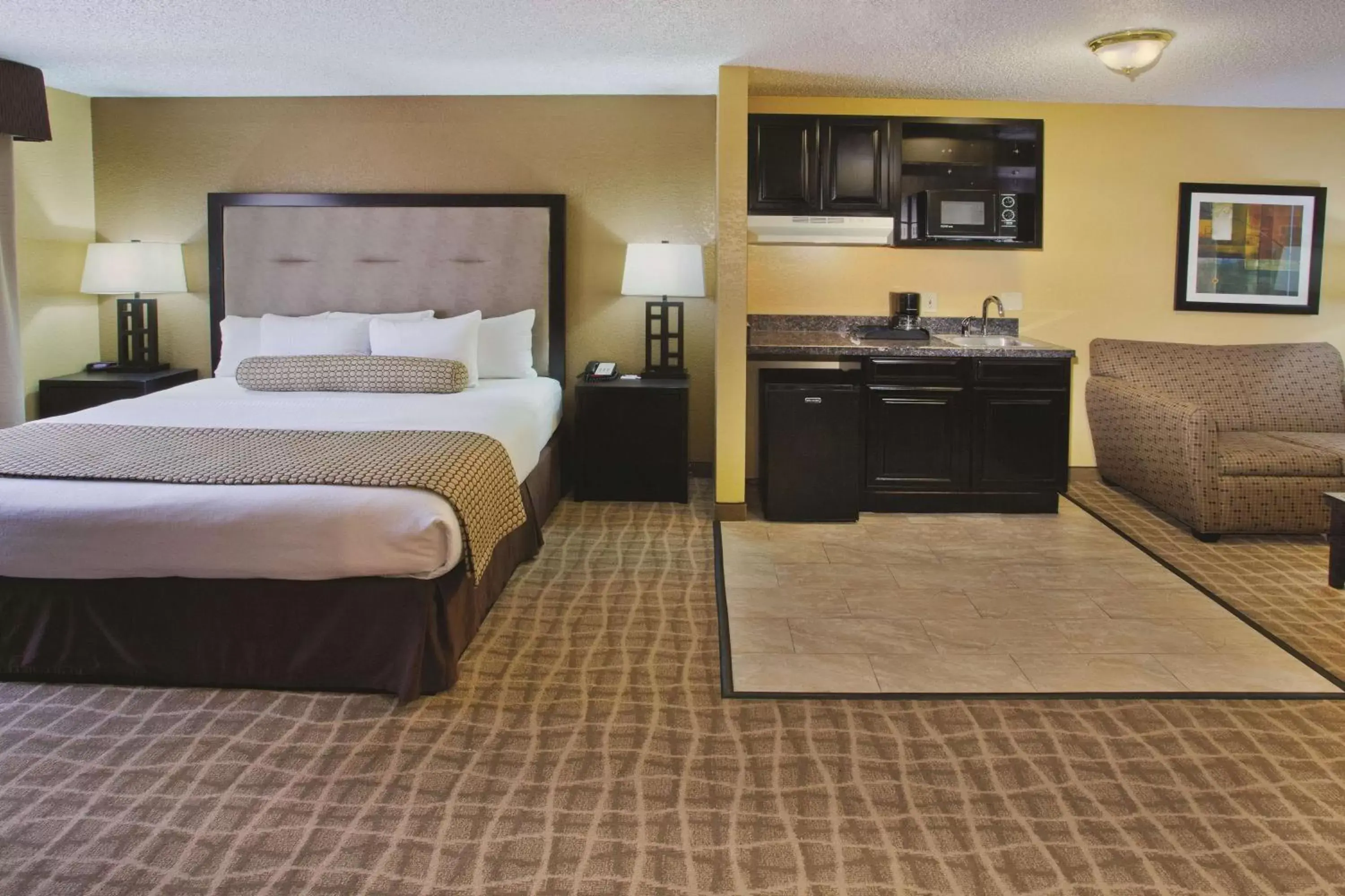 Photo of the whole room, Bed in La Quinta Inn & Suites by Wyndham Hot Springs