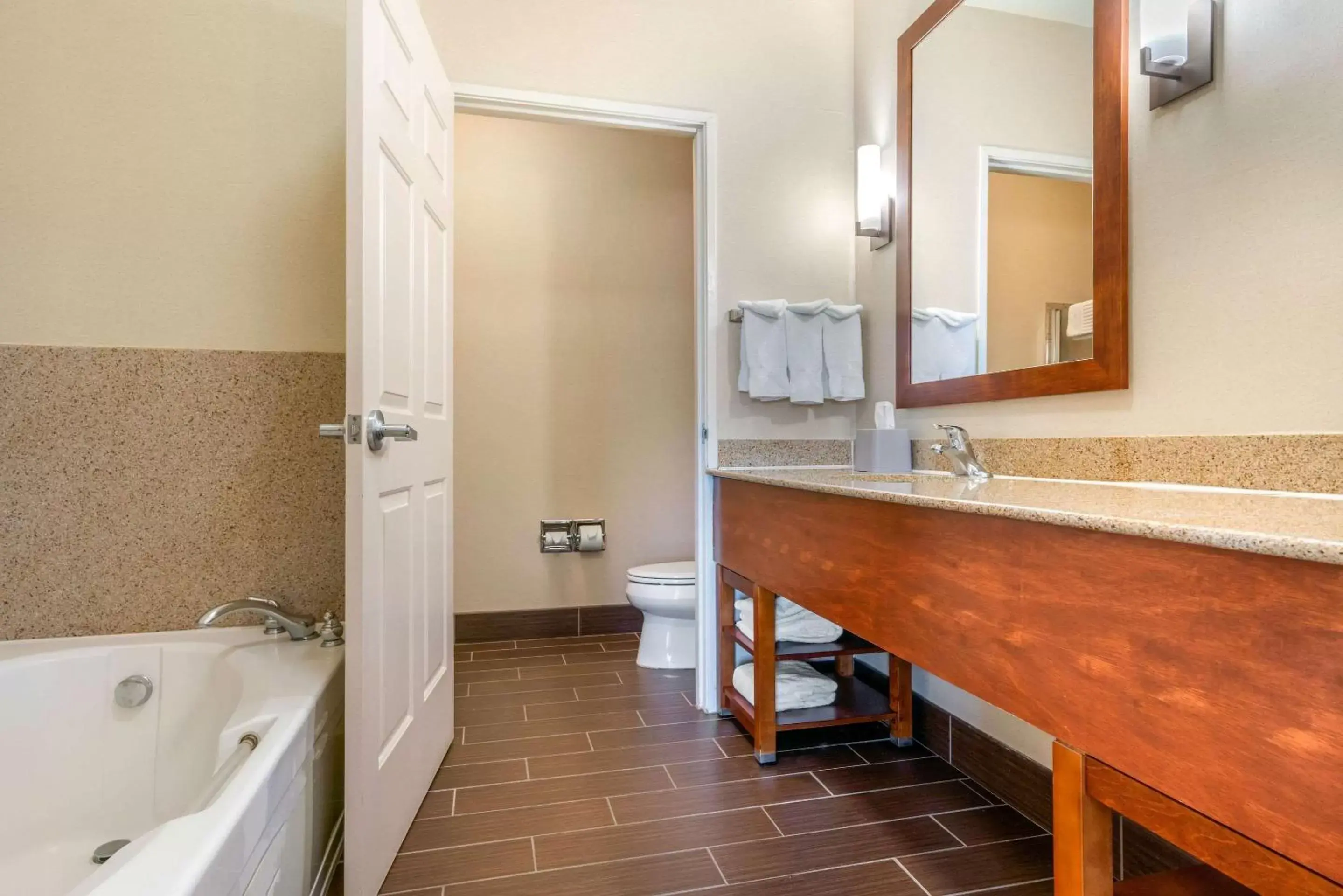 Photo of the whole room, Bathroom in Comfort Inn & Suites Galt – Lodi North