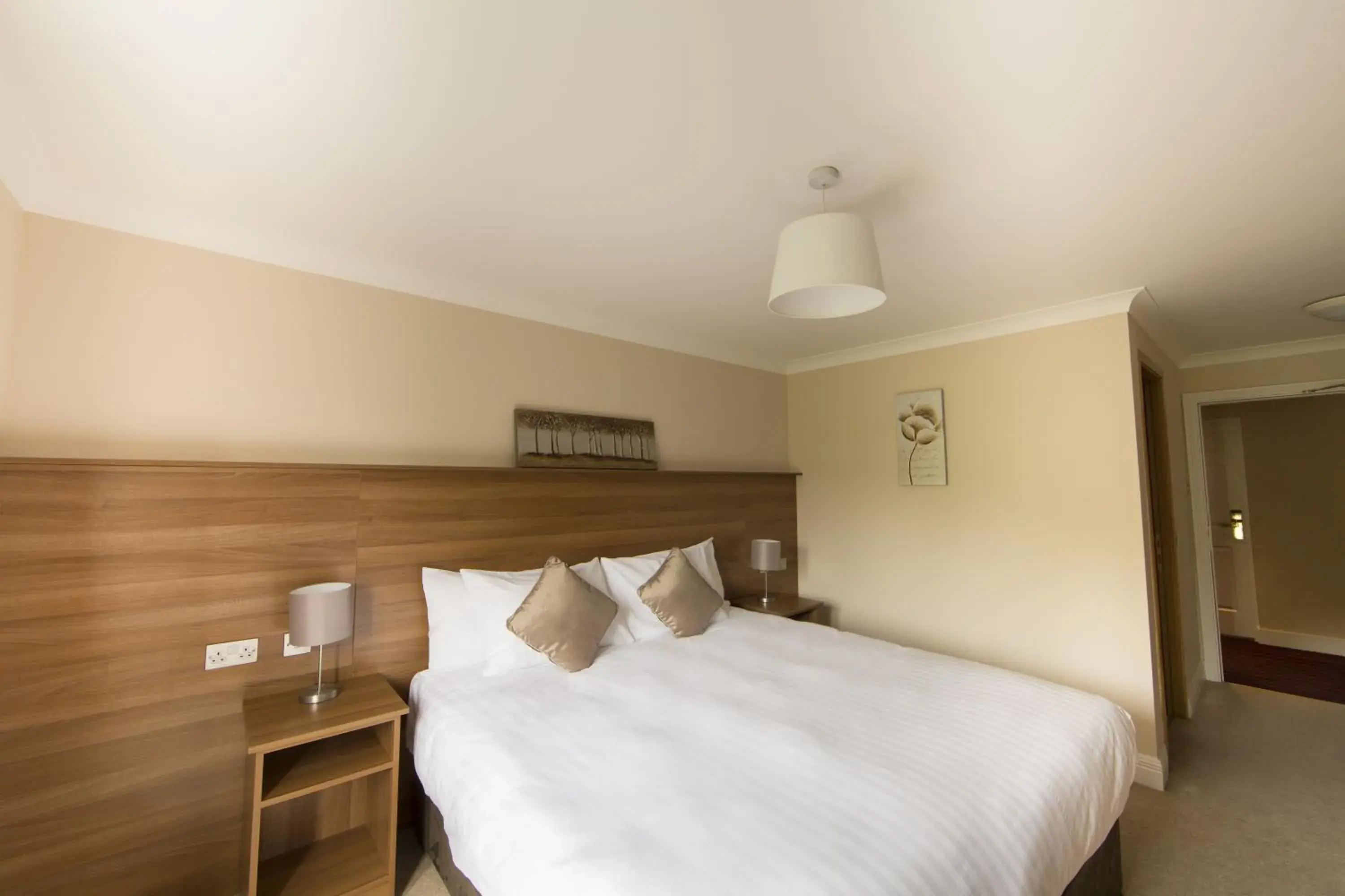 Bedroom, Bed in Riverside Hotel
