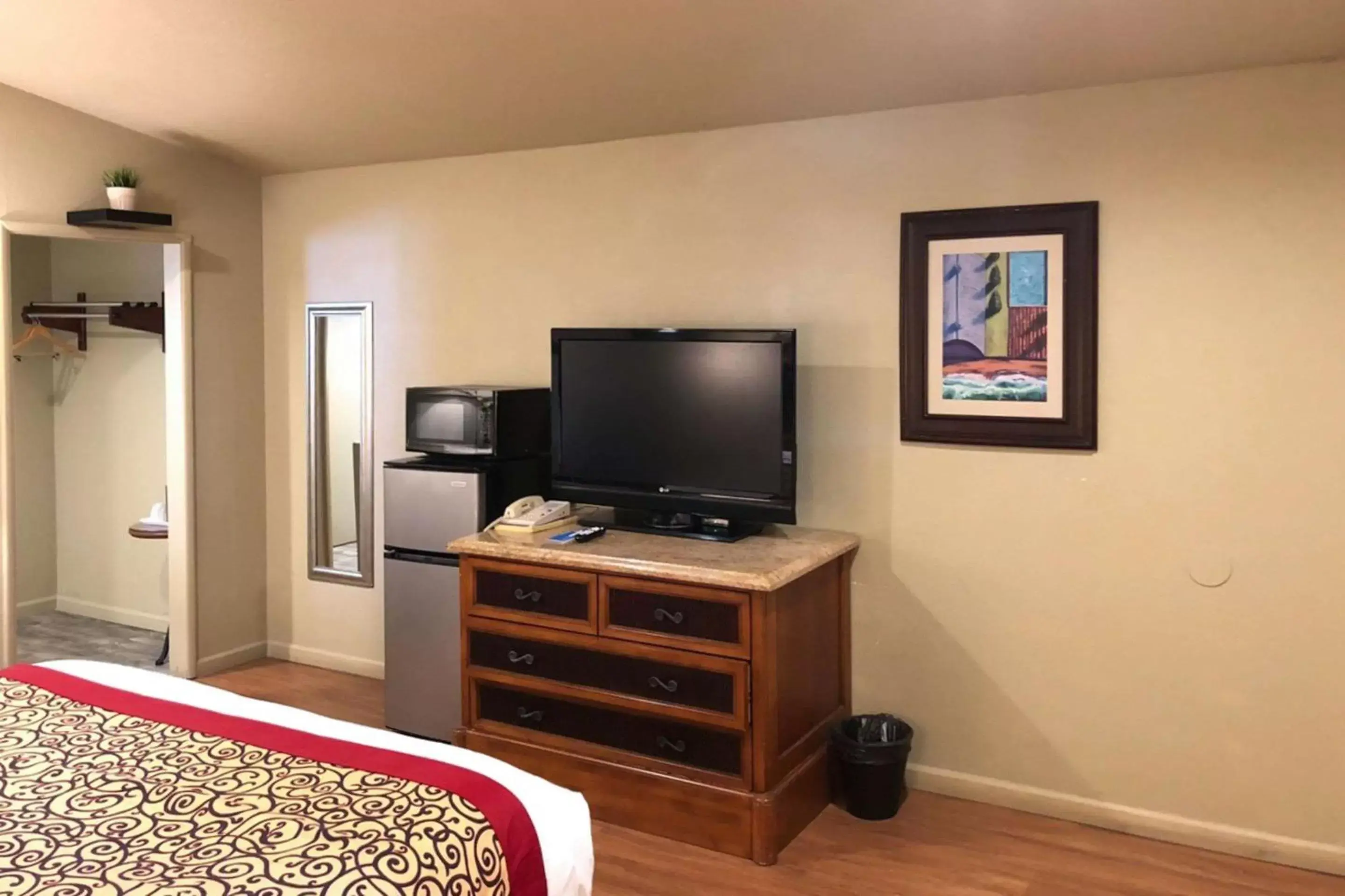 Photo of the whole room, TV/Entertainment Center in Rodeway Inn Flagstaff East Route 66