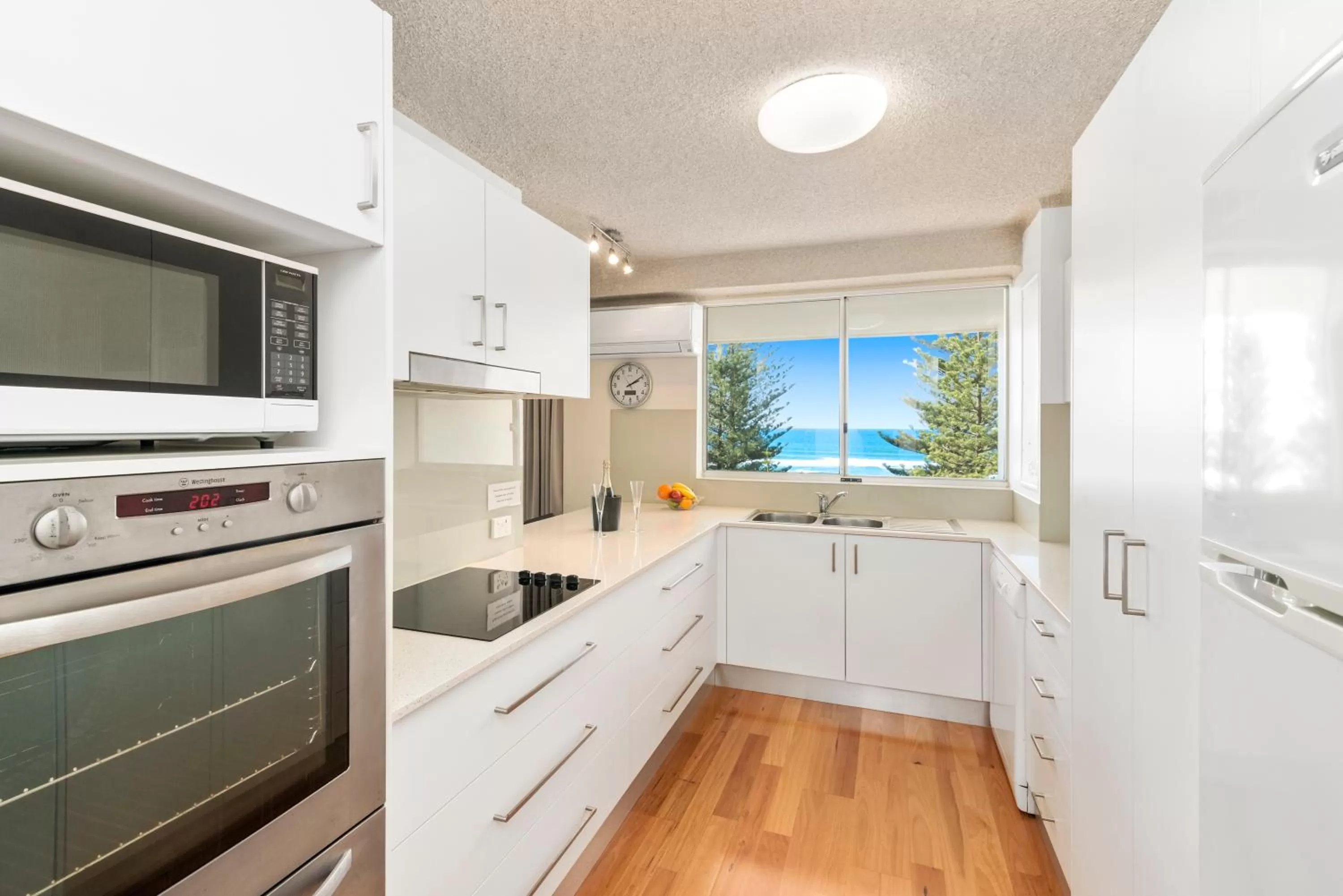 Kitchen or kitchenette in Solnamara Beachfront Apartments