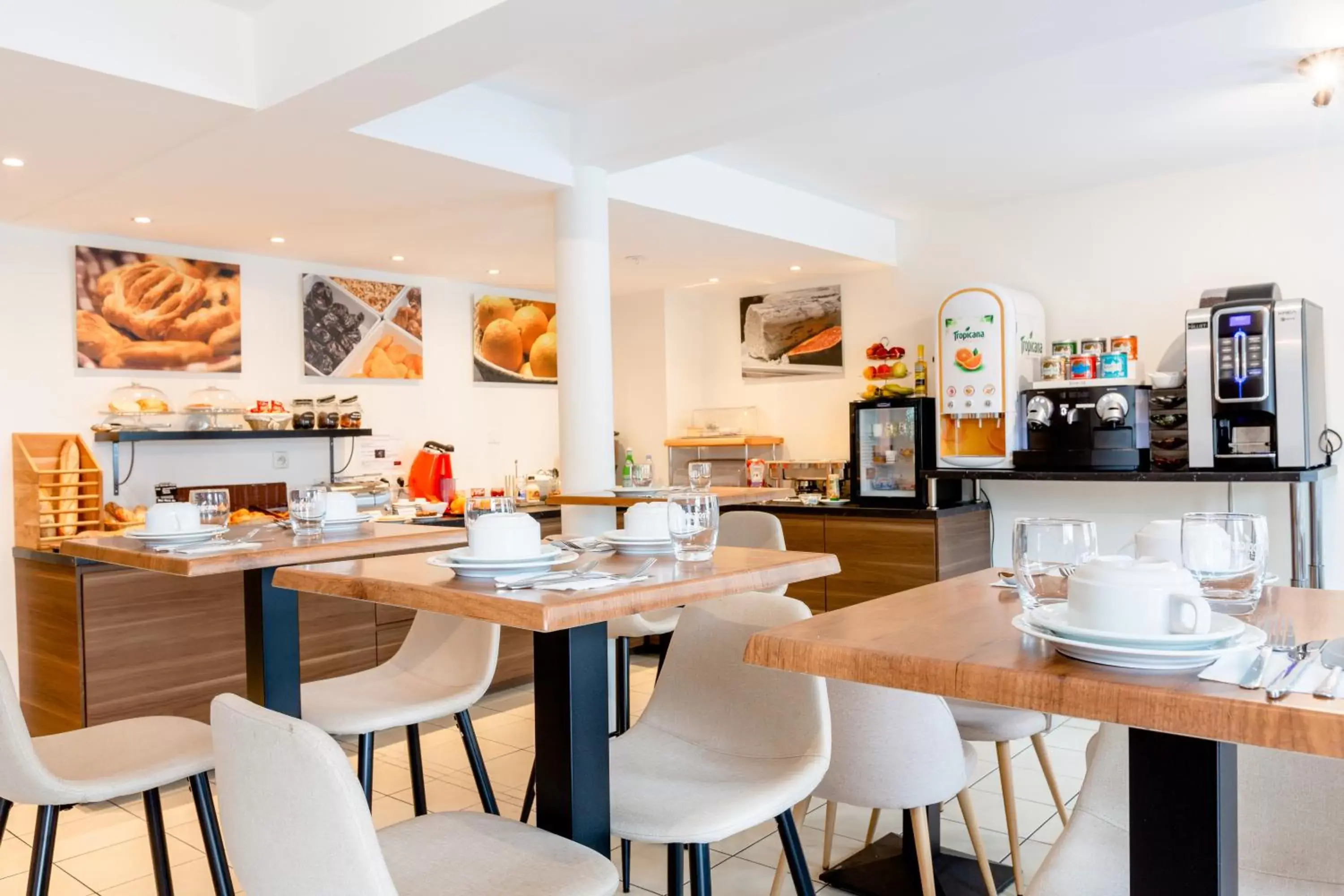 Buffet breakfast, Restaurant/Places to Eat in Cerise Nantes Atlantis