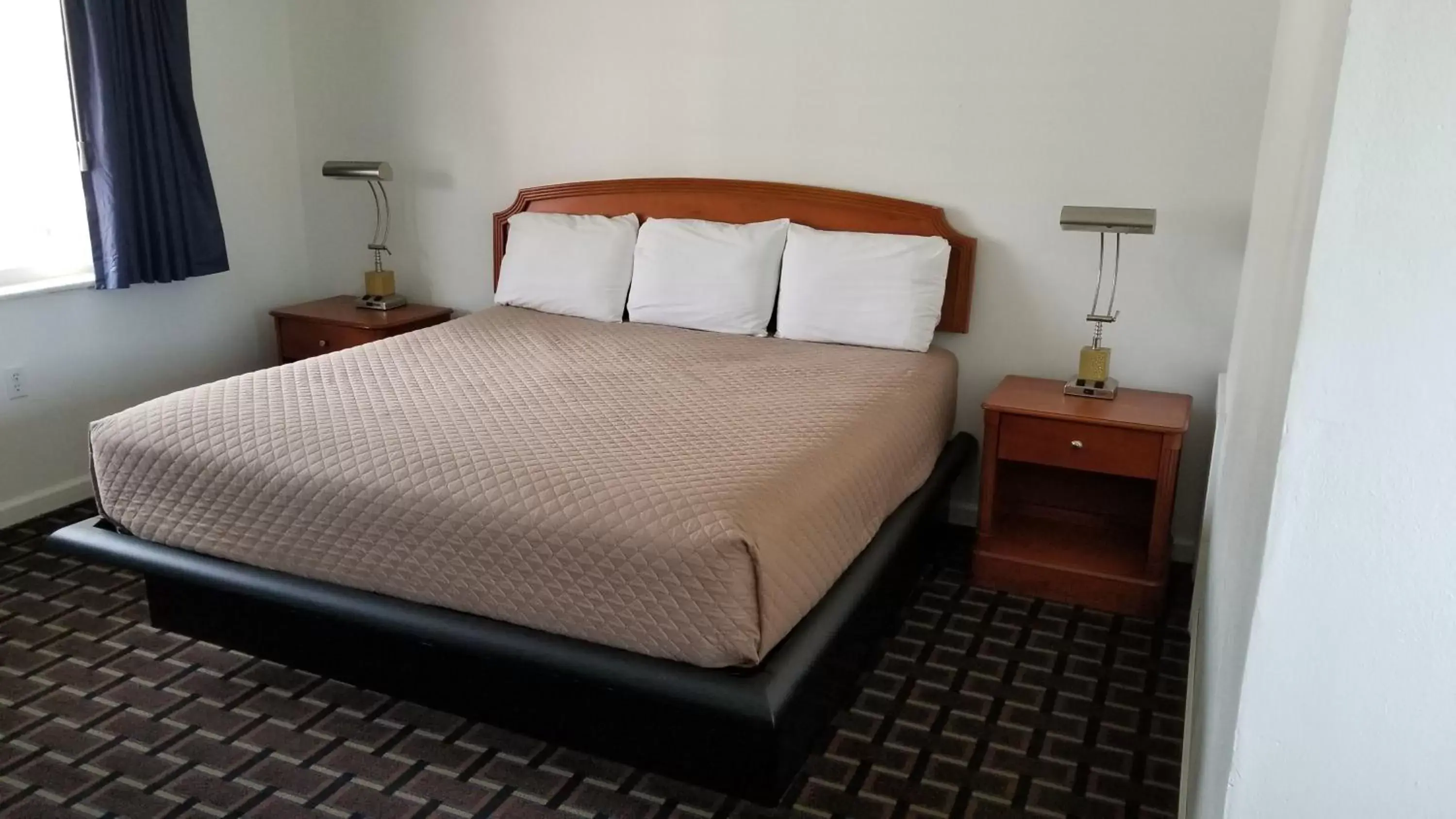 Bedroom, Bed in Budget Inn Breezewood