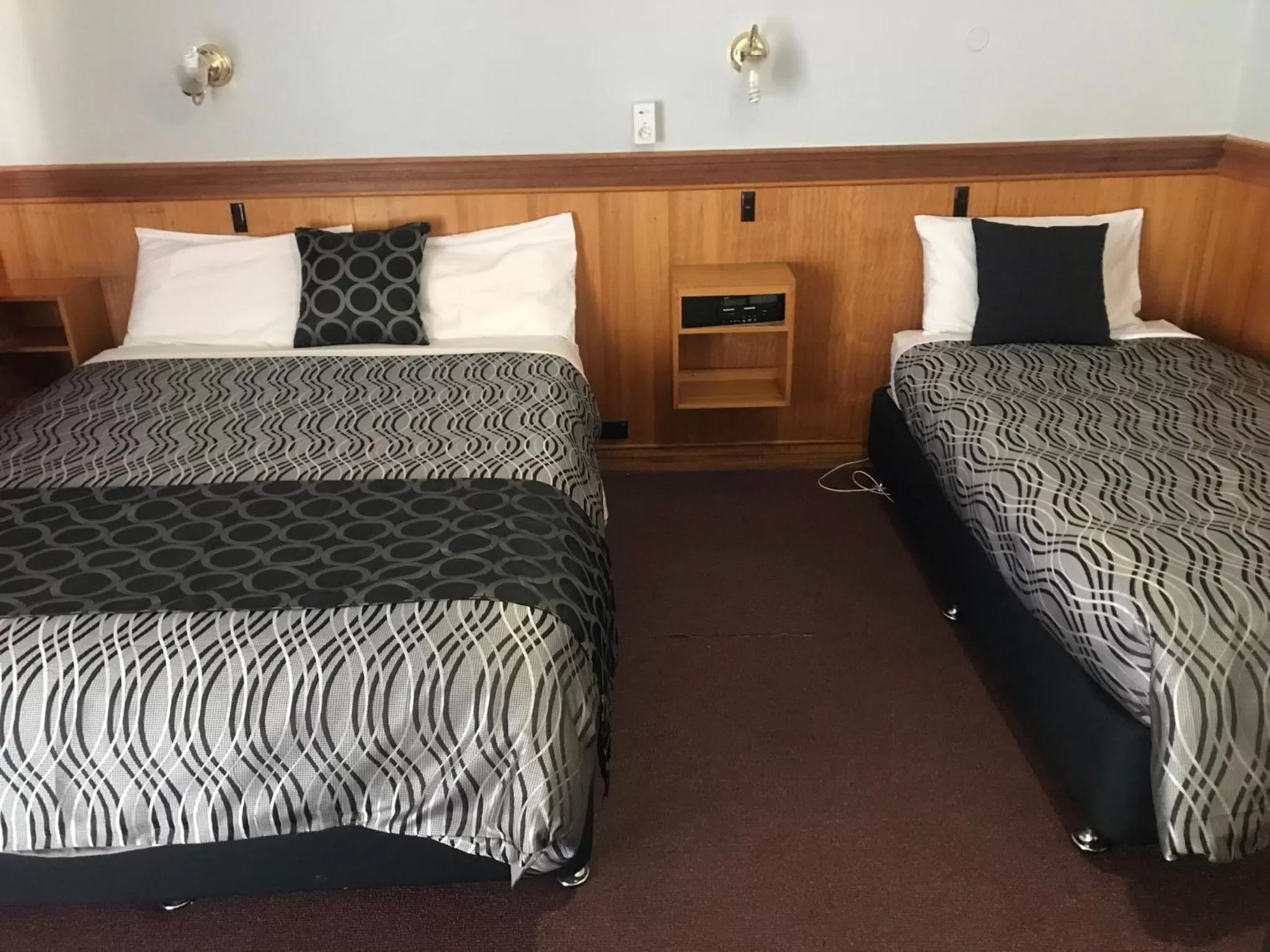 Bed in County Lodge Motor Inn