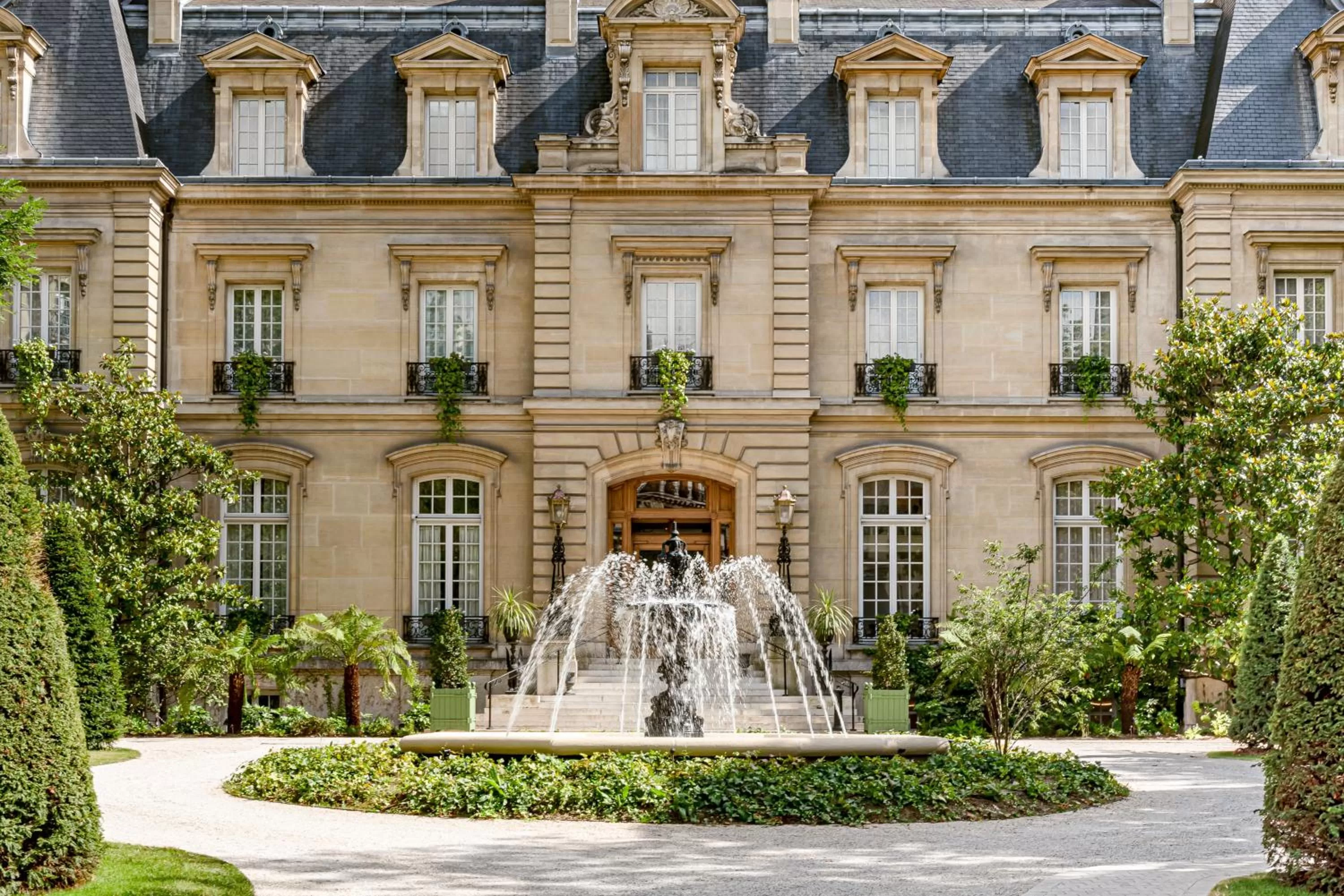 Property building in Saint James Paris