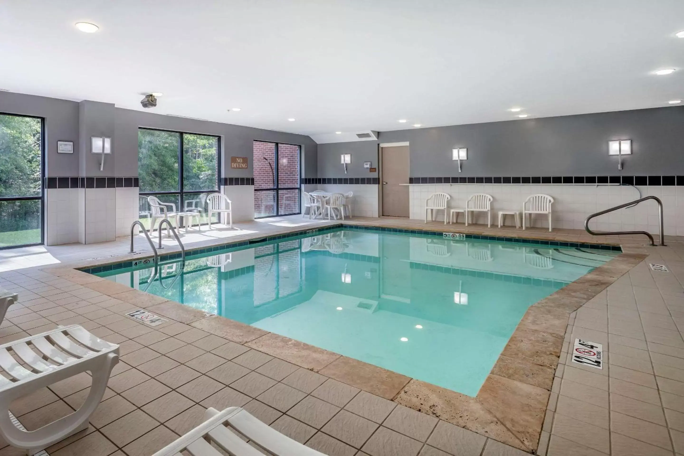 Activities, Swimming Pool in Comfort Suites Manchester