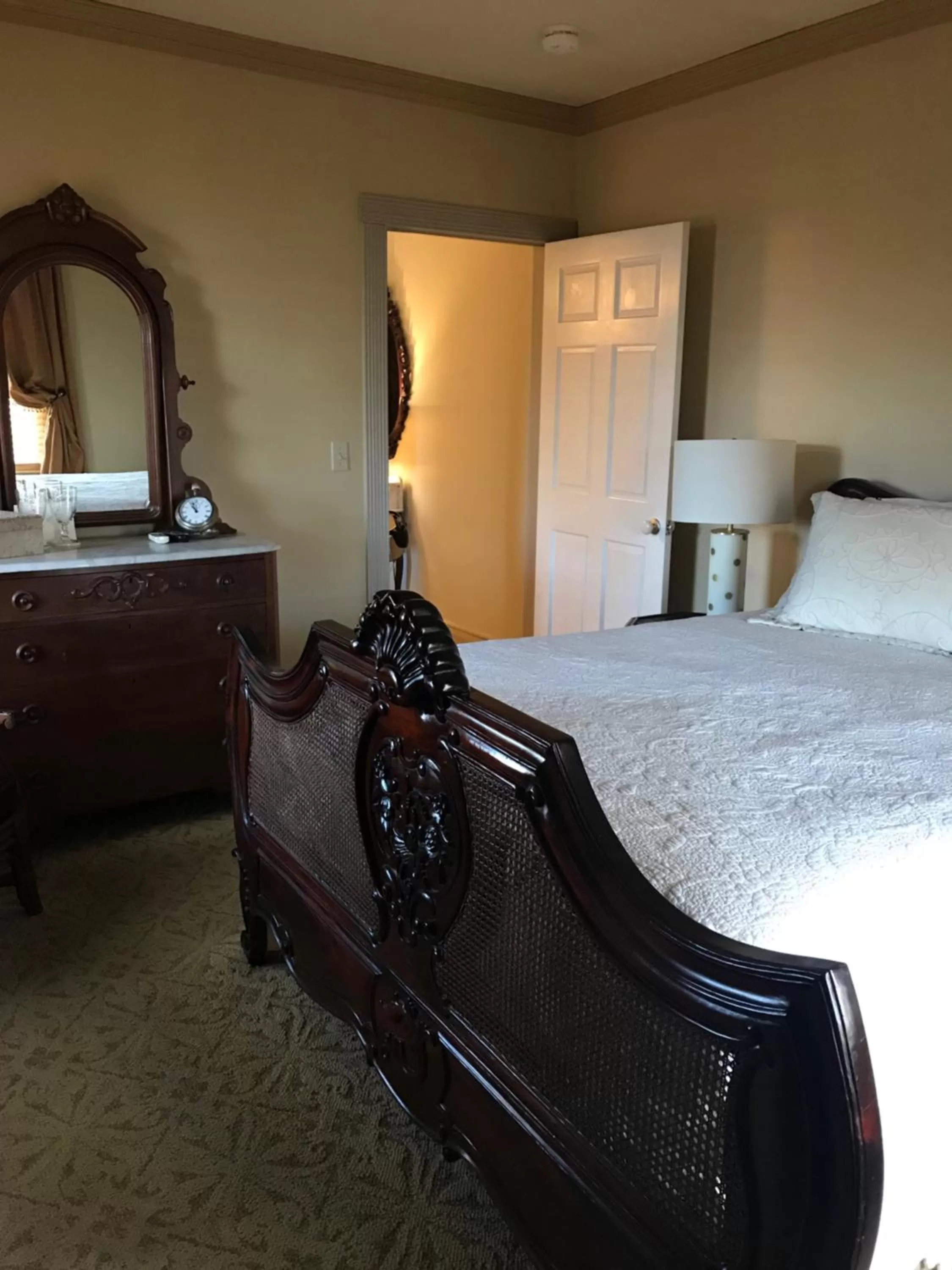 Photo of the whole room, Bed in Elaine's Cape May Boutique Hotel