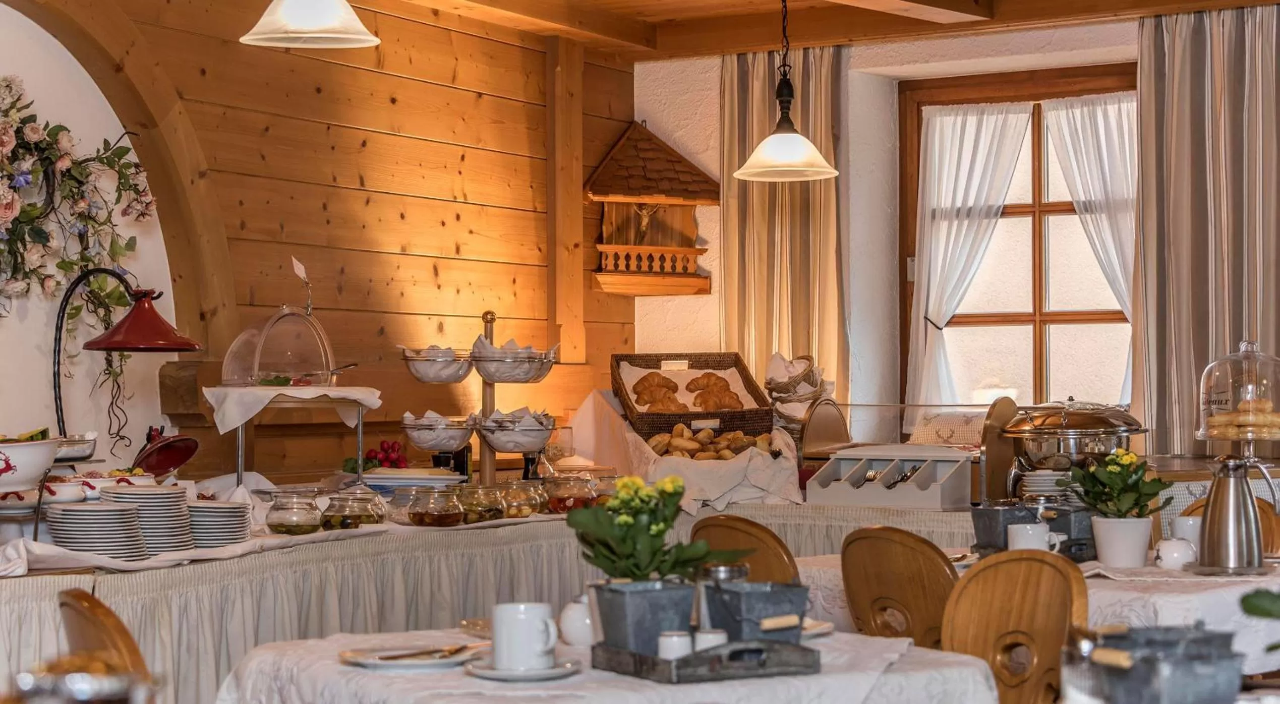 Buffet breakfast in Hotel Mutz Garni