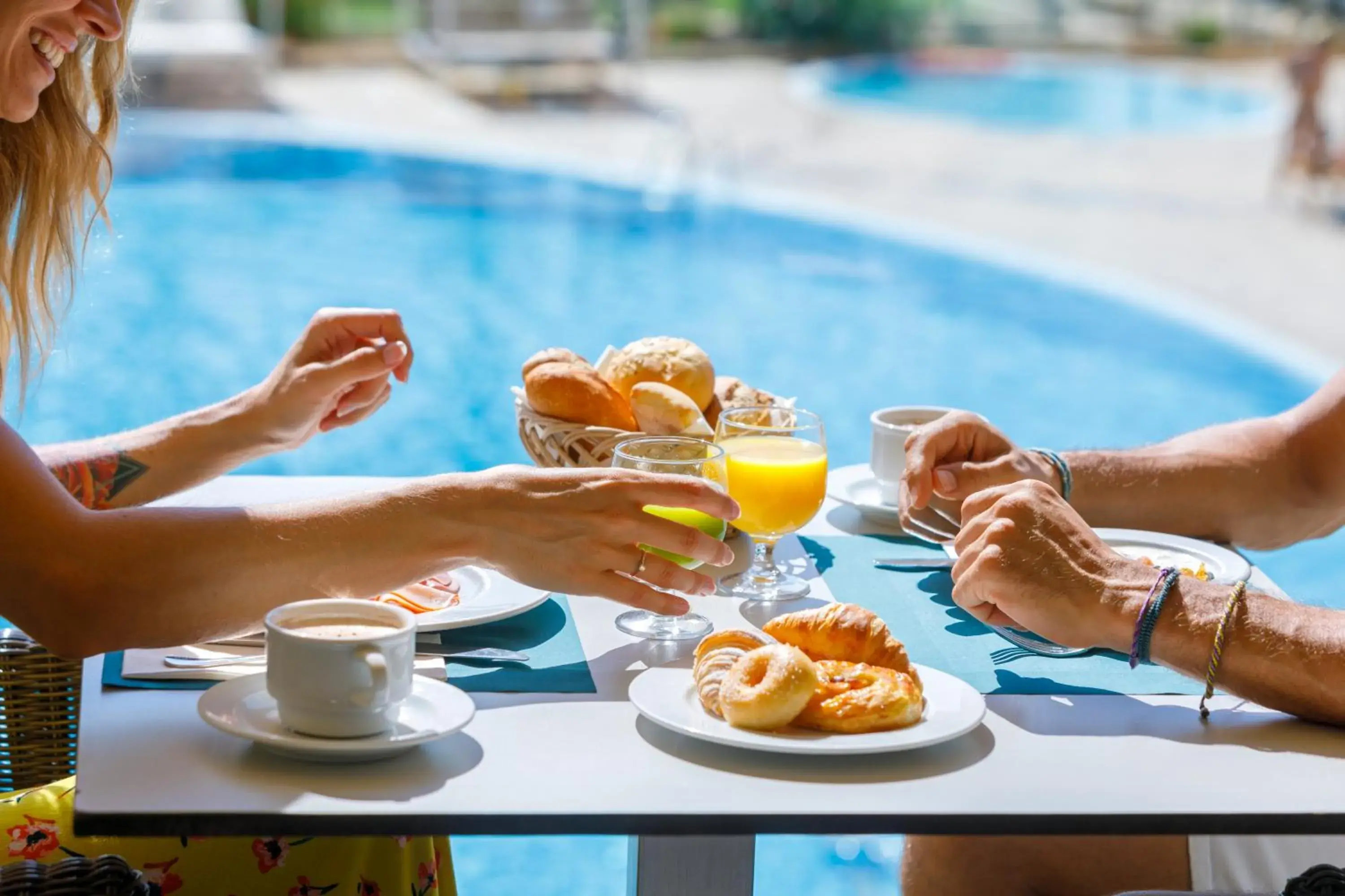 Breakfast, Swimming Pool in Sentido Castell de Mar