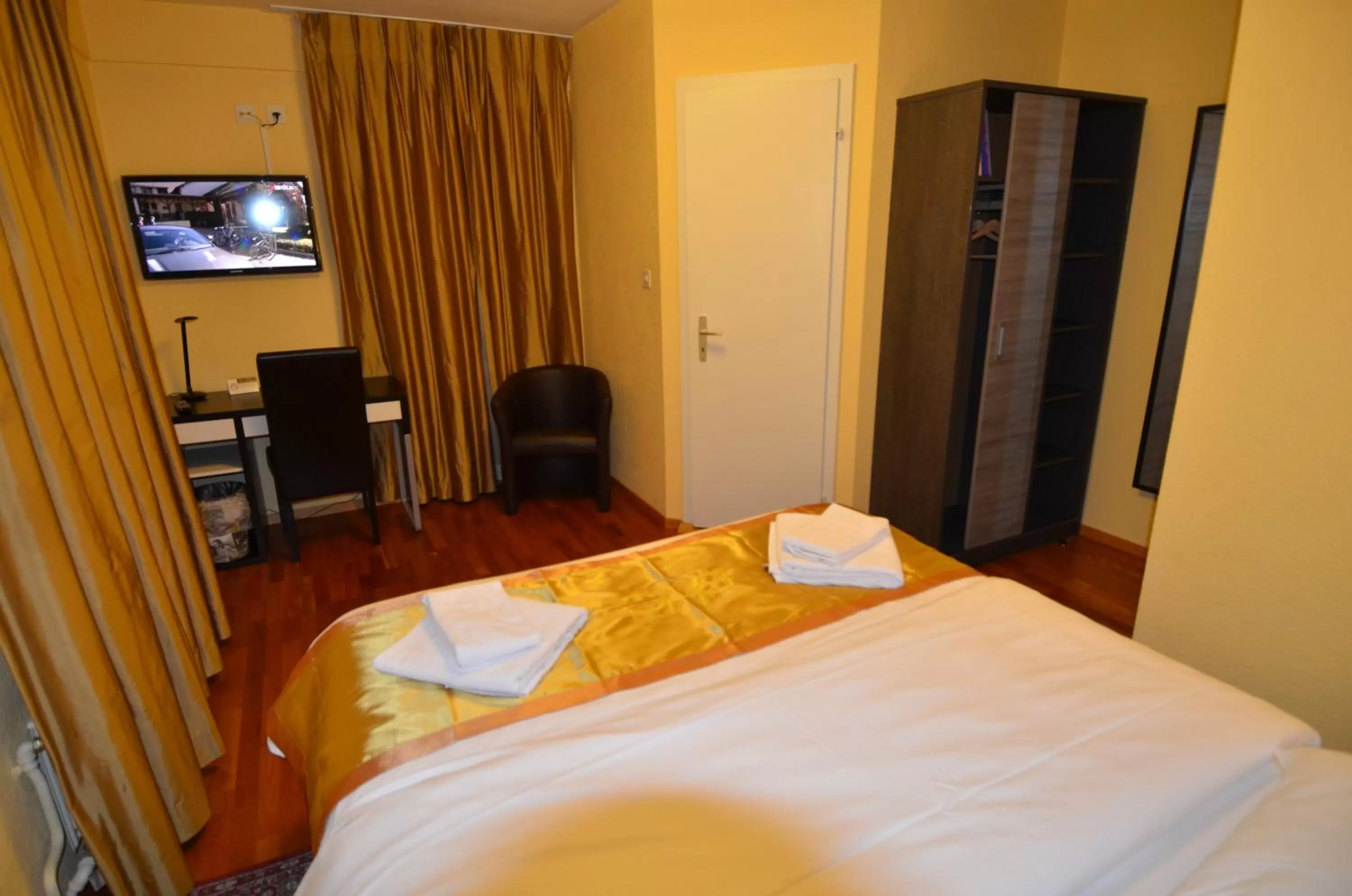 Photo of the whole room, Bed in Beausite