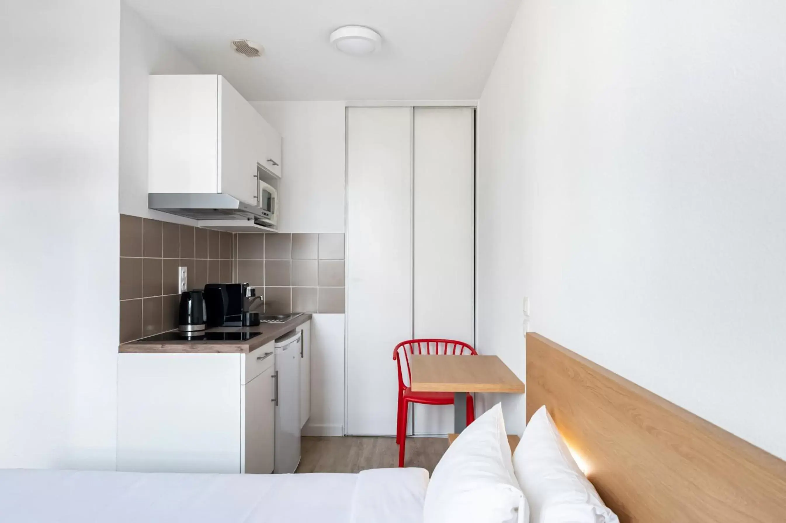 Kitchen or kitchenette, Kitchen/Kitchenette in Residhotel Le Central'Gare