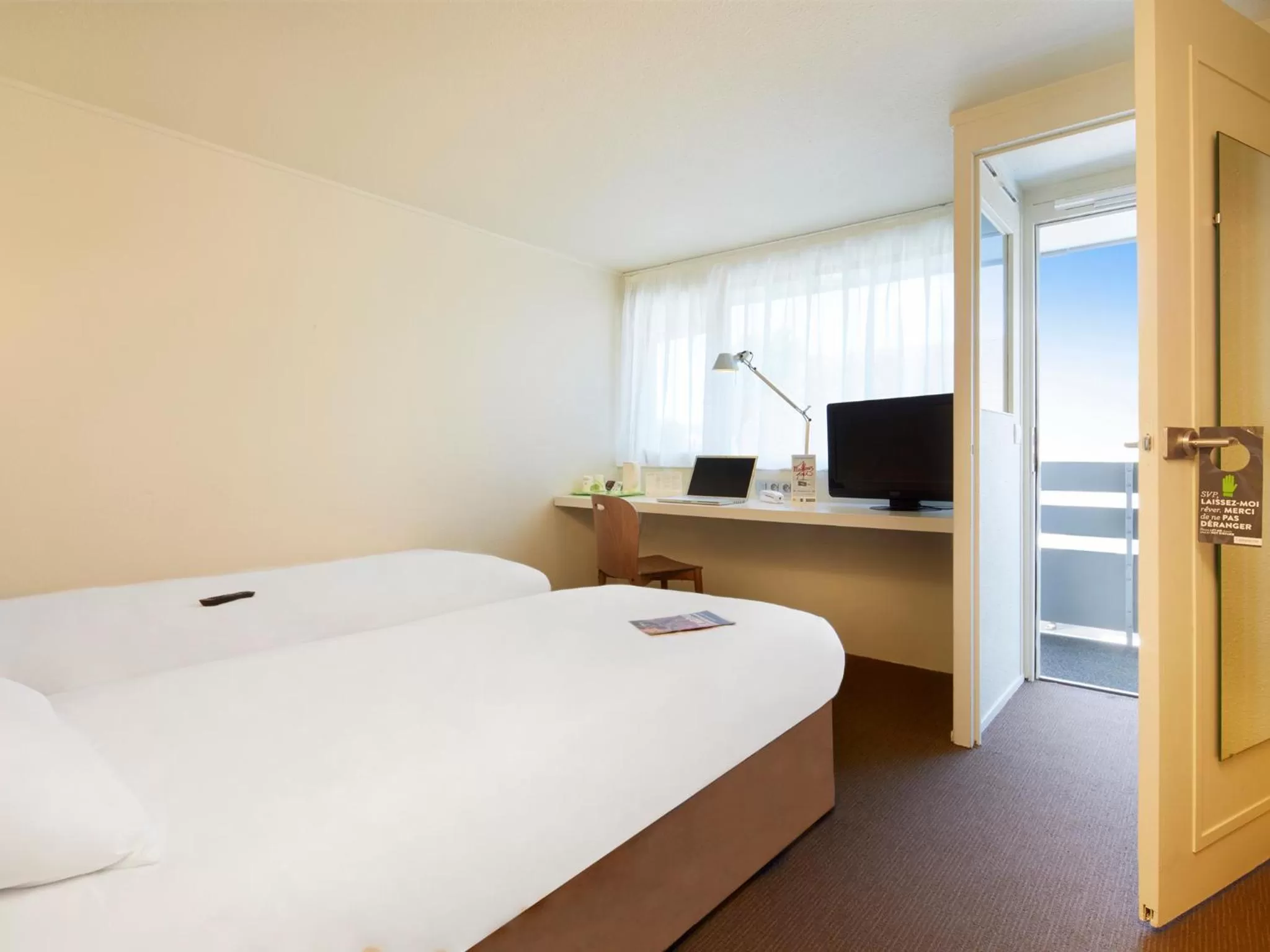 Bedroom, Bed in Campanile Dijon Sud - Marsannay