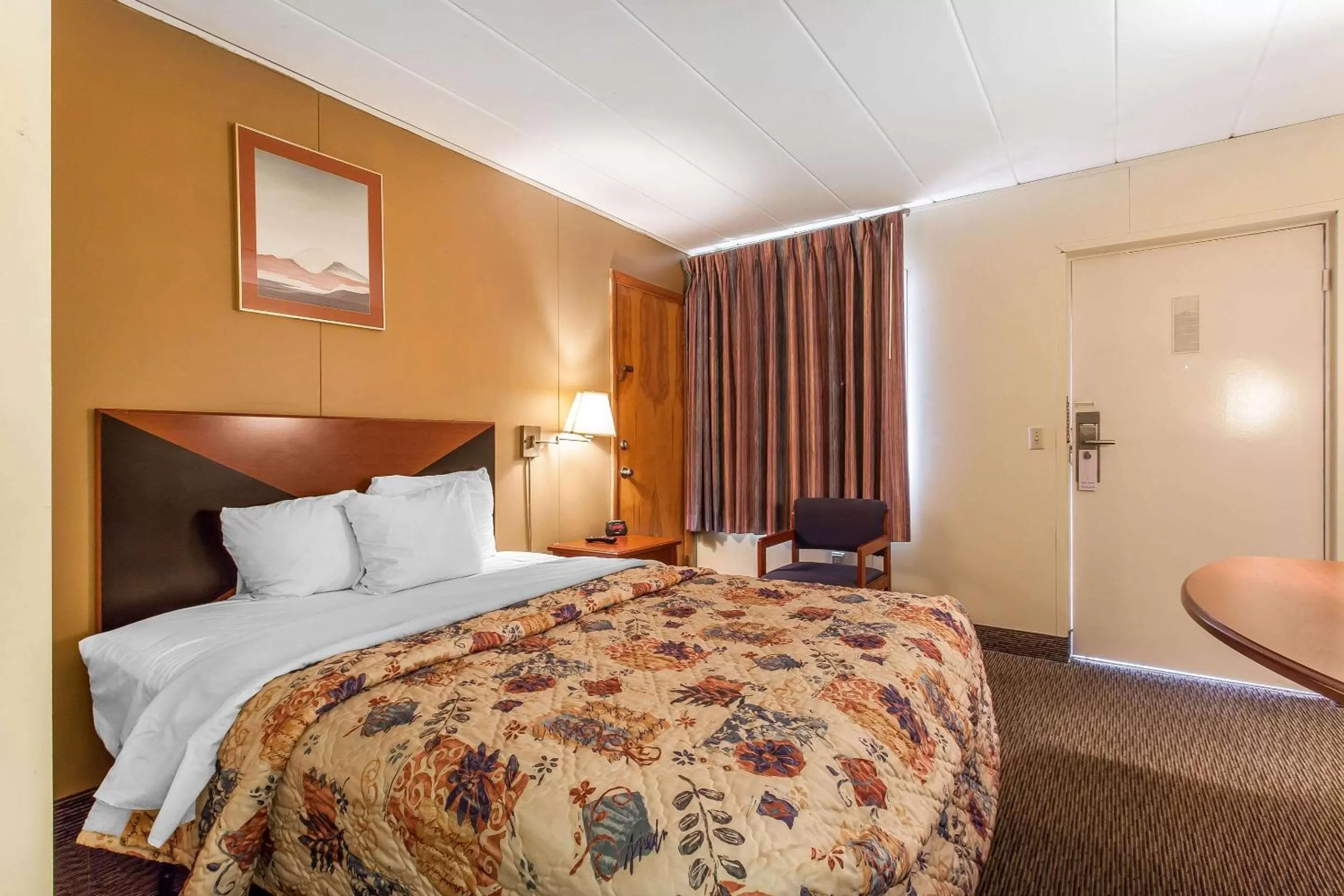 Photo of the whole room, Bed in Rodeway Inn Sandusky North