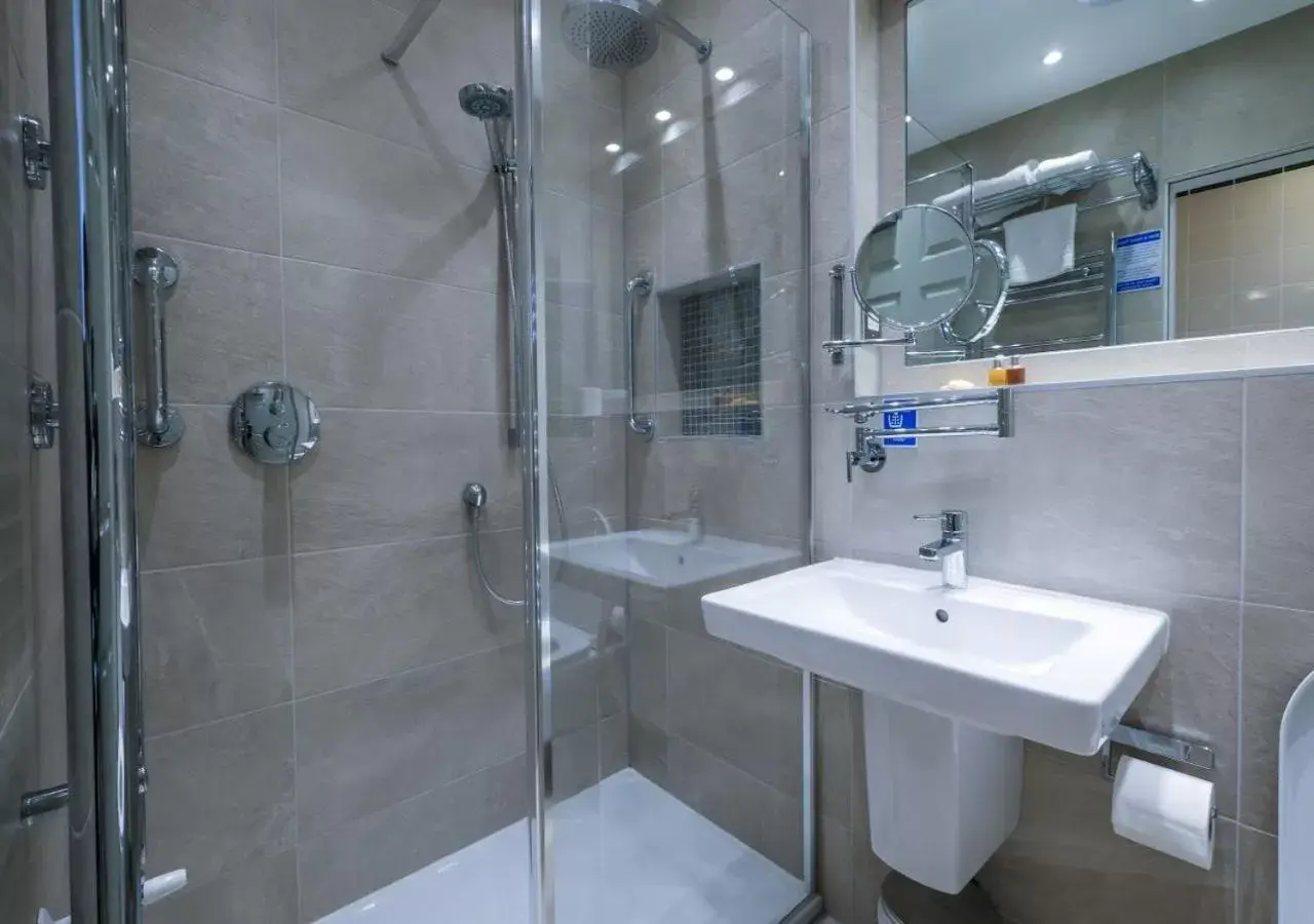 Bathroom in Roxford Lodge Hotel