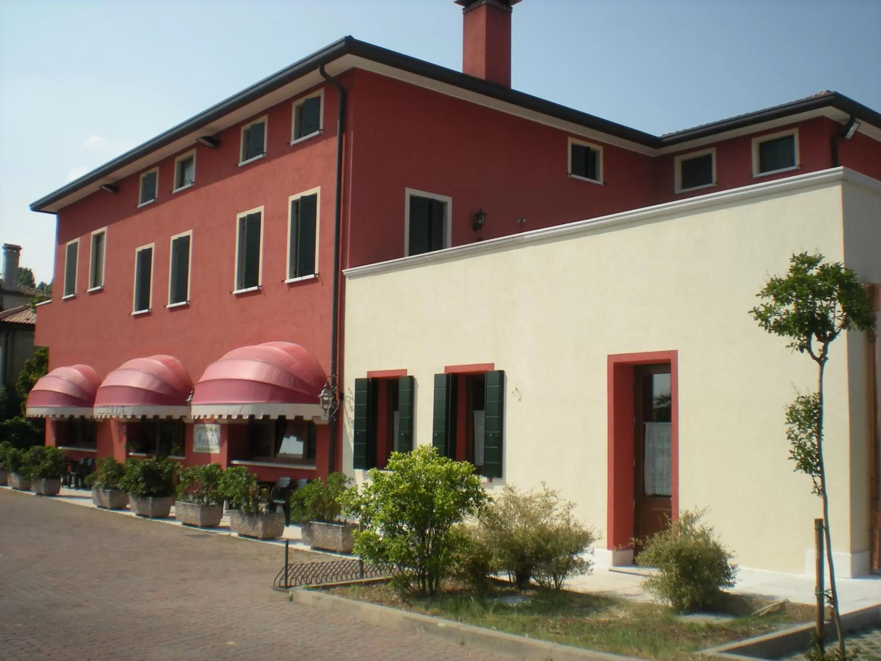 Restaurant/places to eat, Facade/Entrance in Villa Myosotis