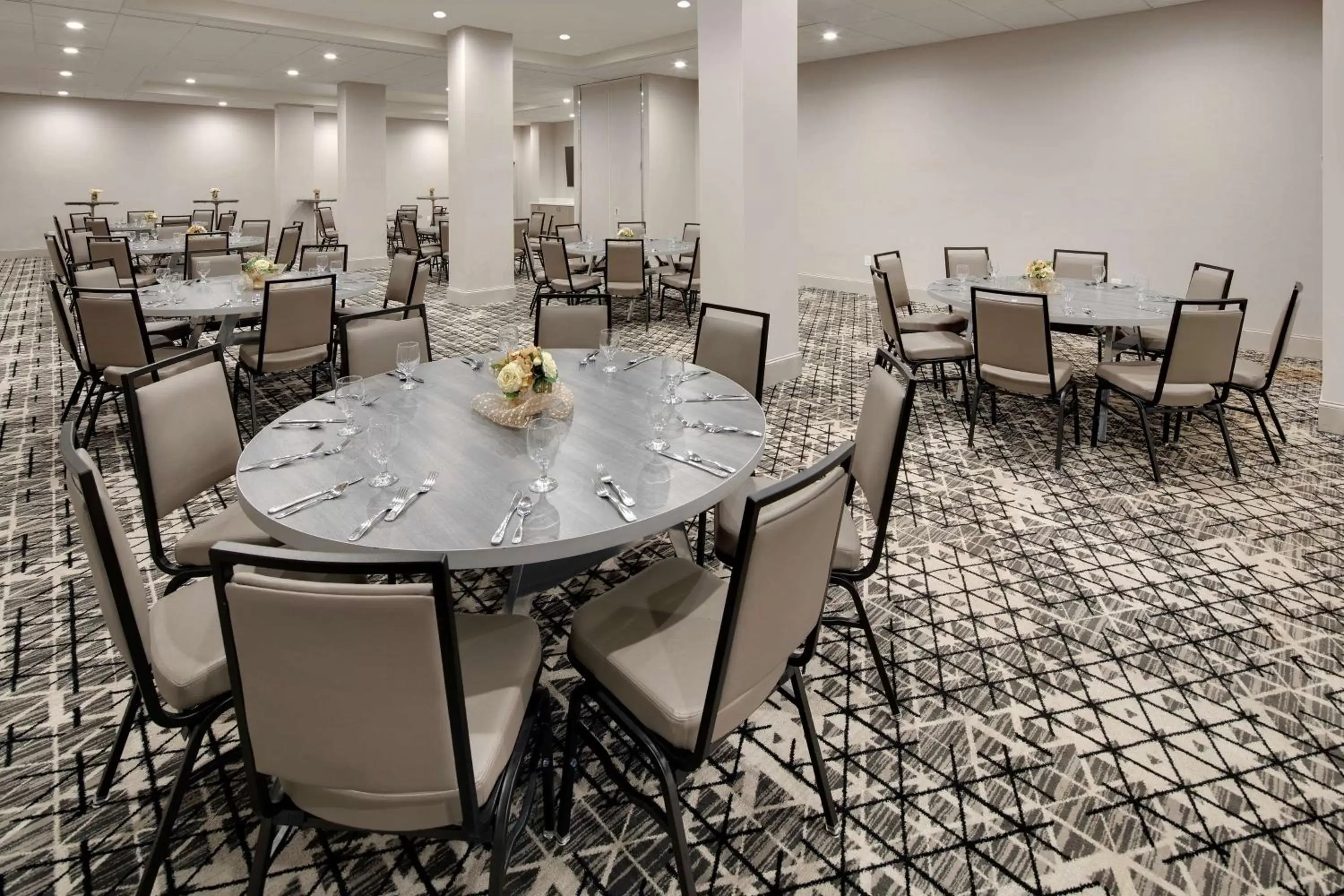 Meeting/conference room, Restaurant/Places to Eat in Embassy Suites by Hilton Atlanta Perimeter Center