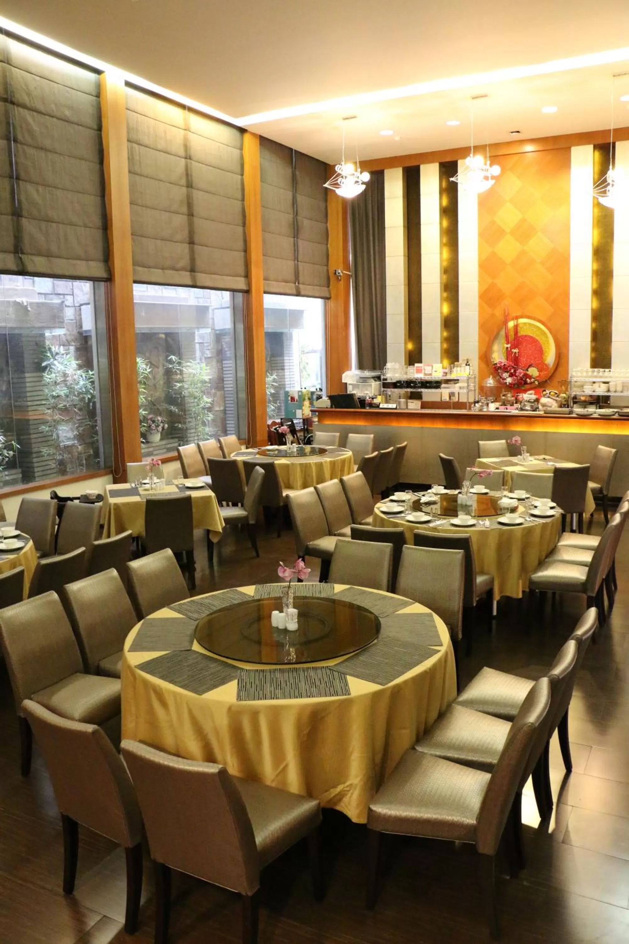 Restaurant/places to eat in King's Town Hotel