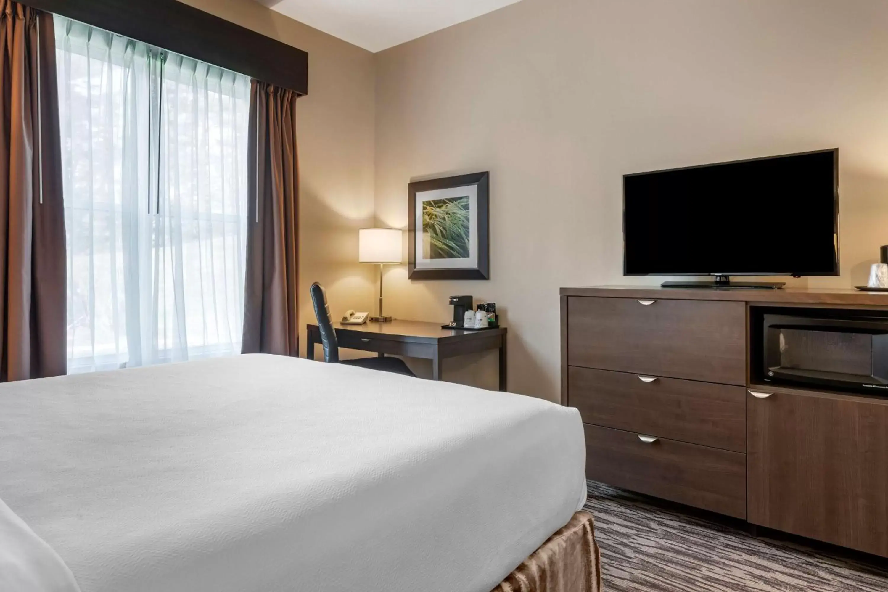 Bedroom, TV/Entertainment Center in Best Western Plus Bridgewater Hotel & Convention Centre