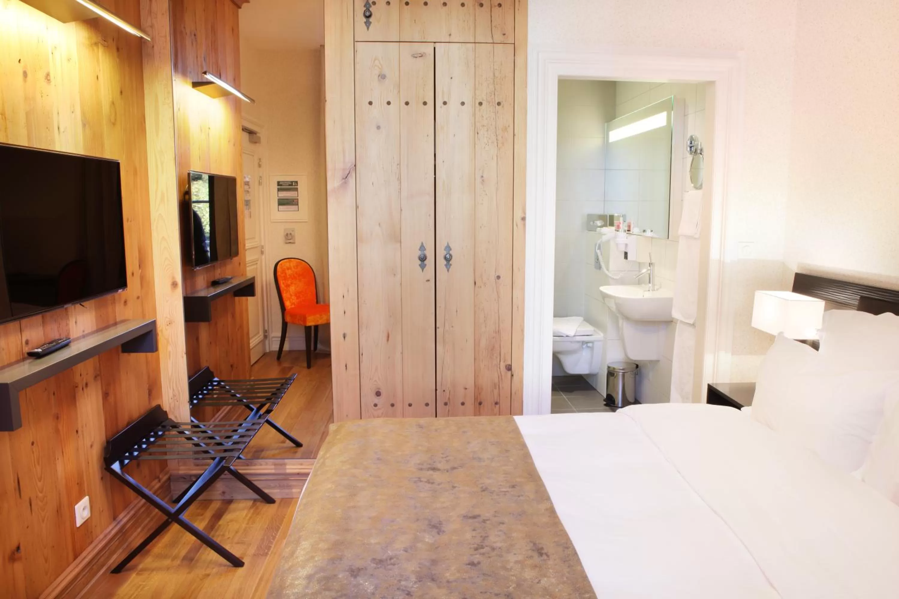 Photo of the whole room, Bed in Logis Hôtel Ettenheim