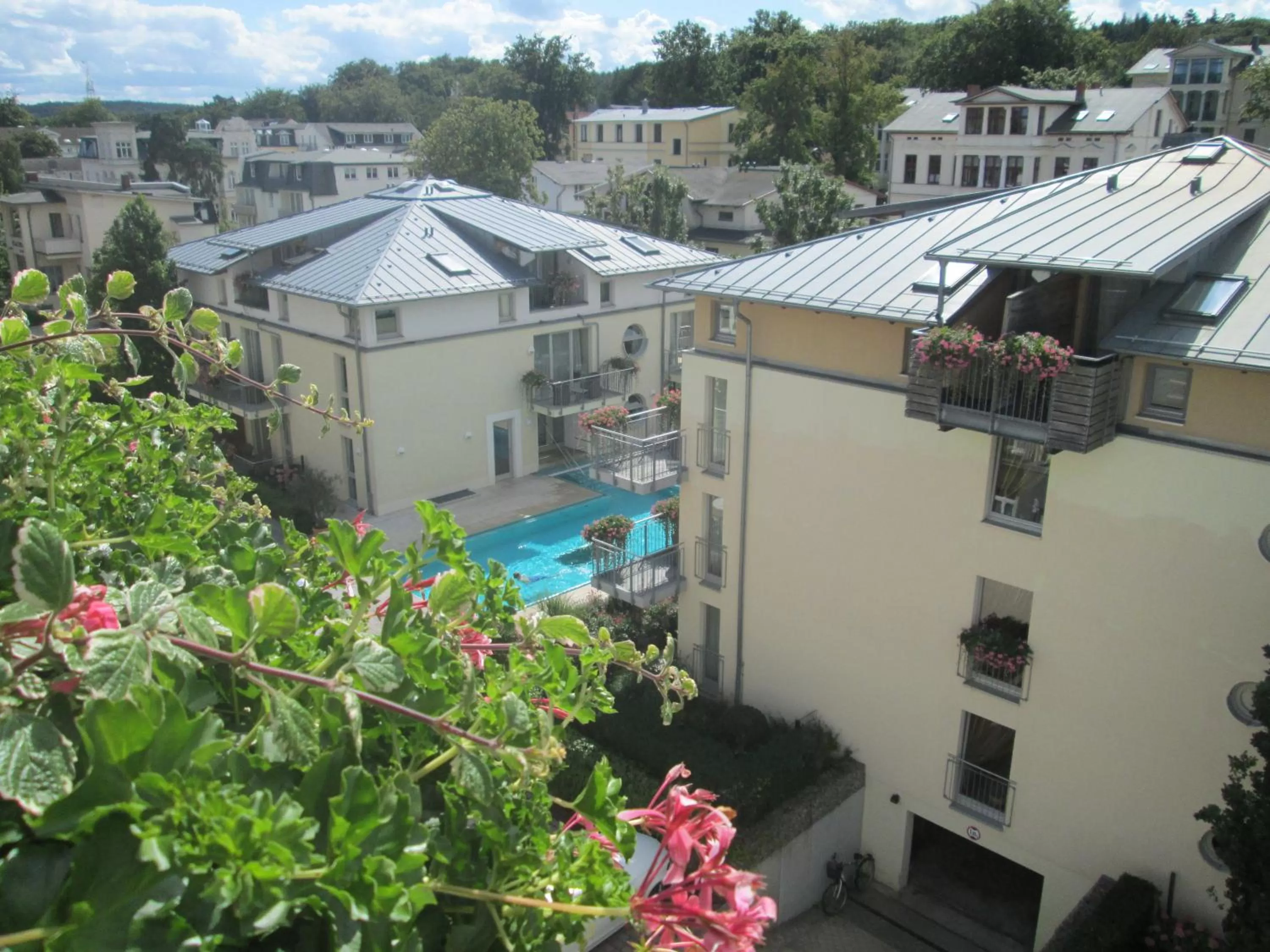 Pool view in Strandhotel Heringsdorf mit Soleaußenpool 30 Grad