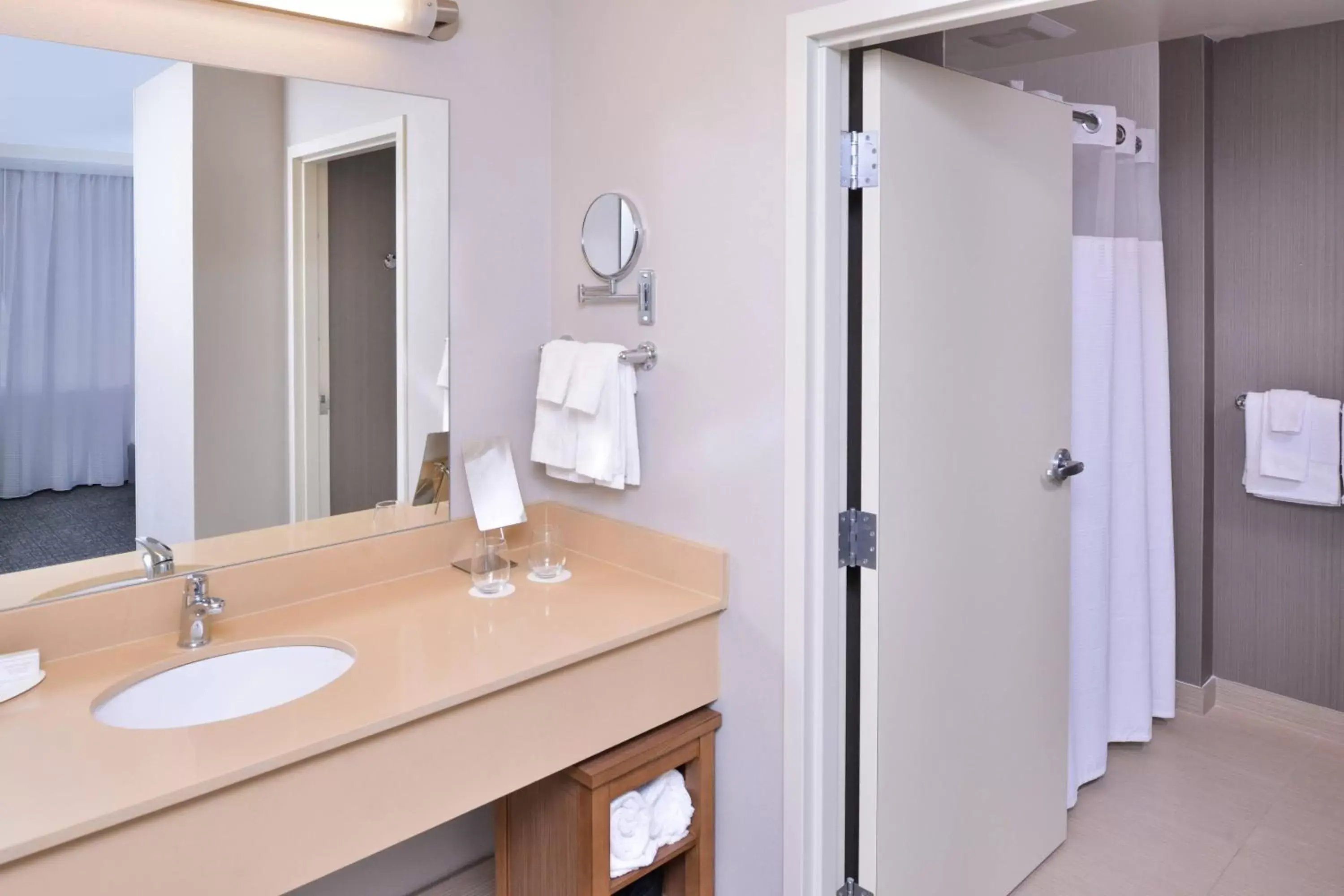 Bathroom in Courtyard by Marriott Columbus Grove City