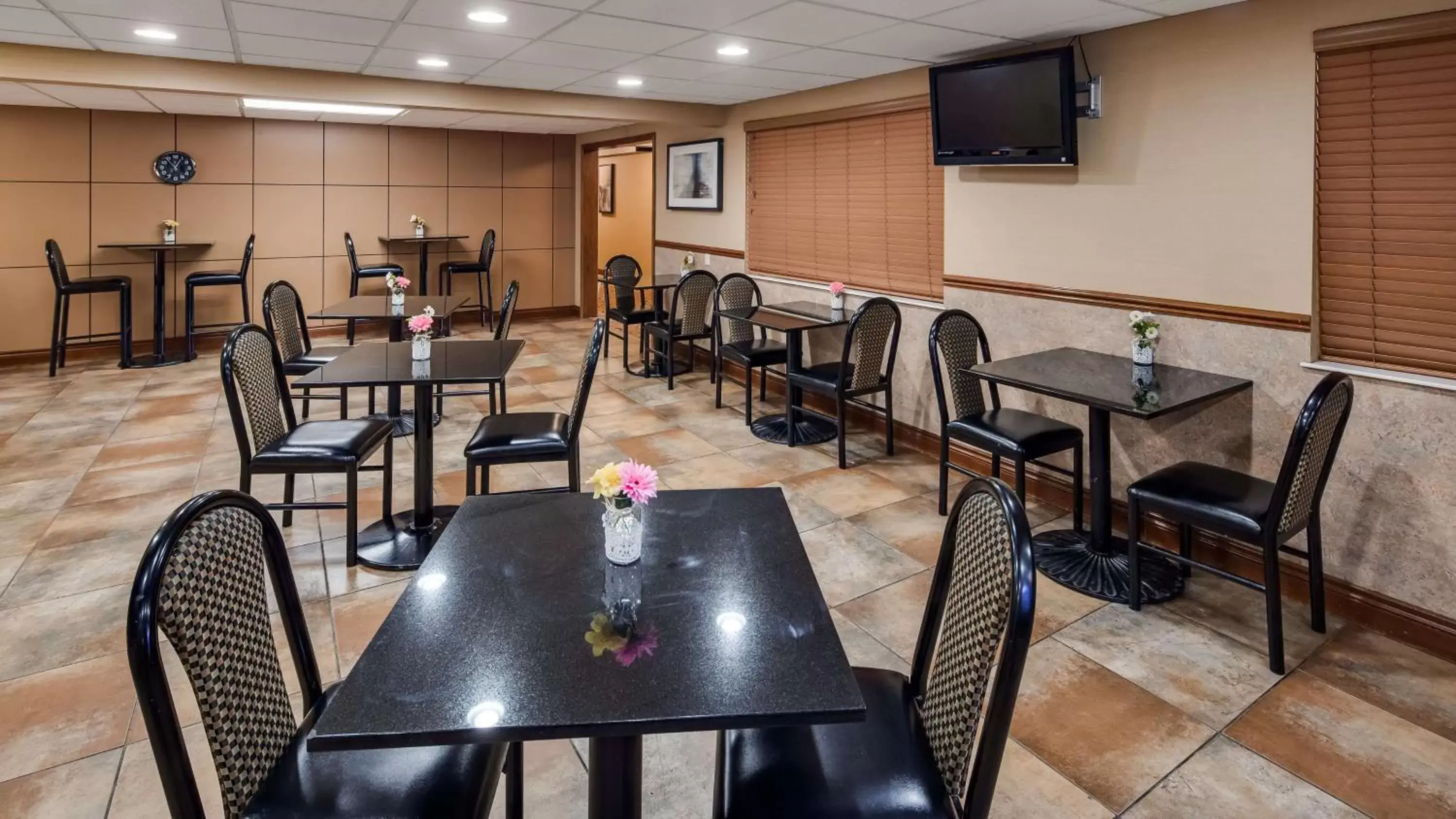 Restaurant/Places to Eat in Best Western Lapeer Inn