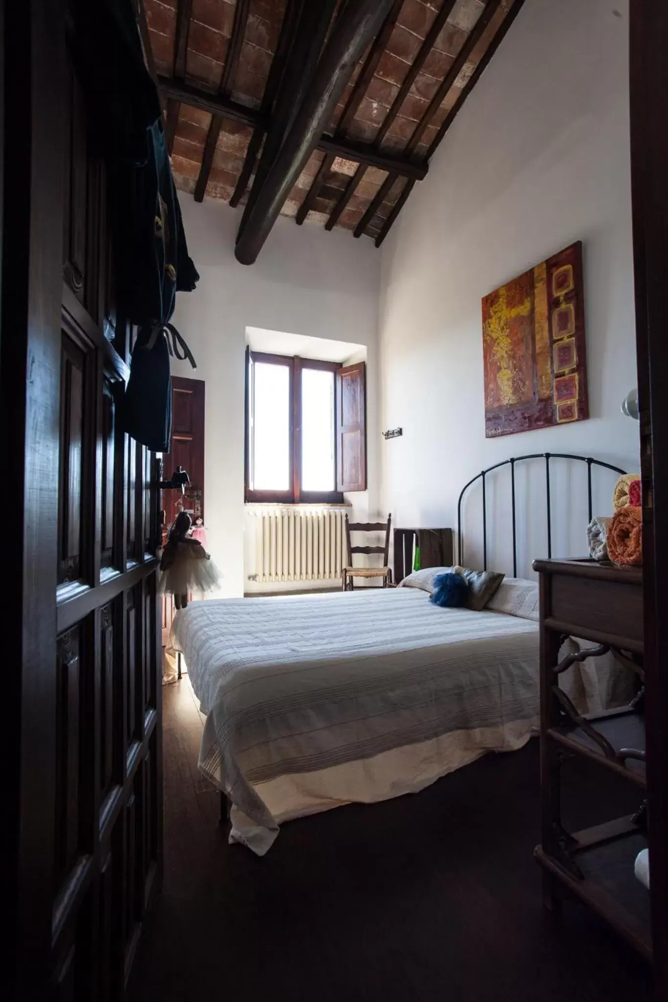 Photo of the whole room, Bed in Vinto House Civita