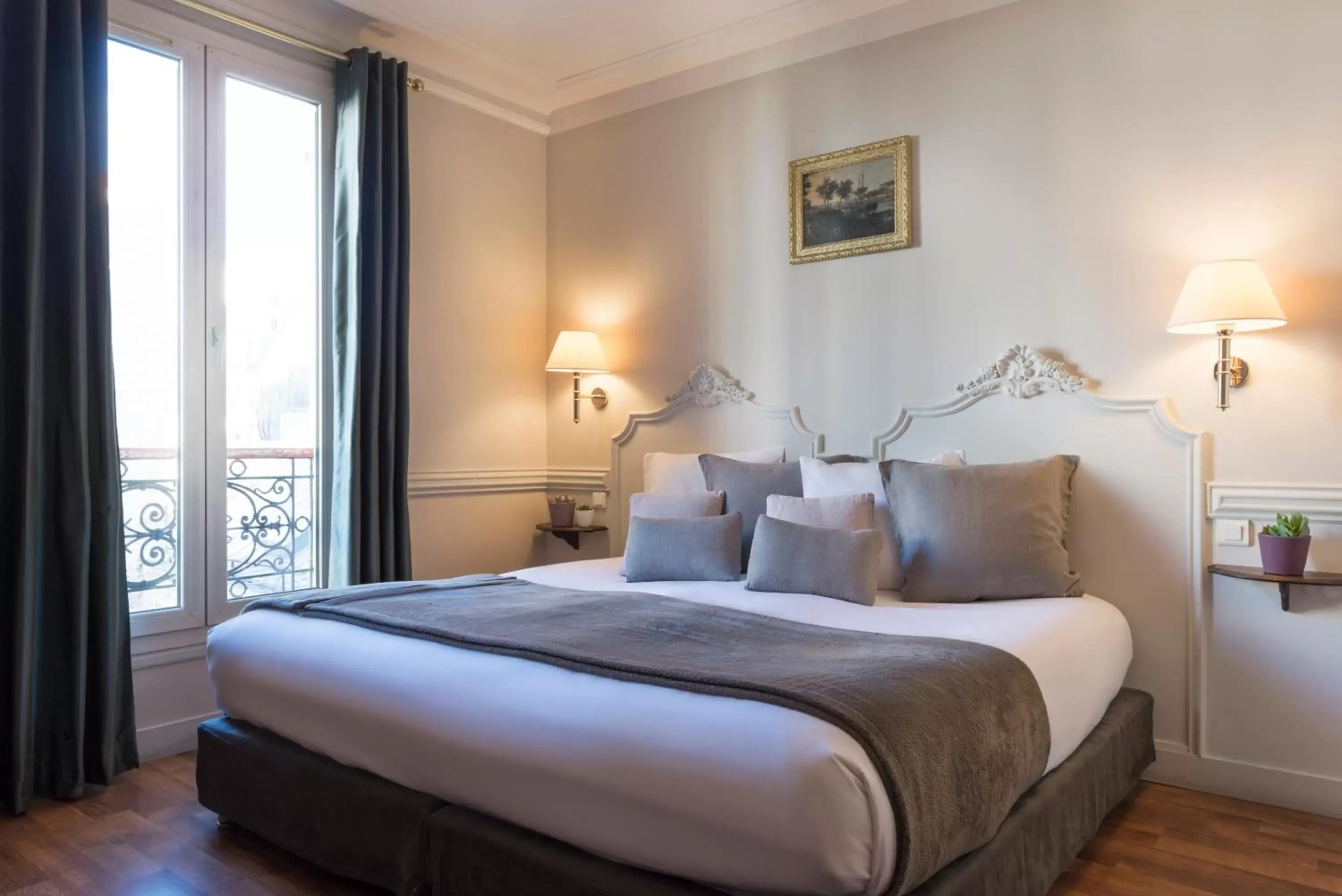 Bed in Hôtel De La Porte Dorée