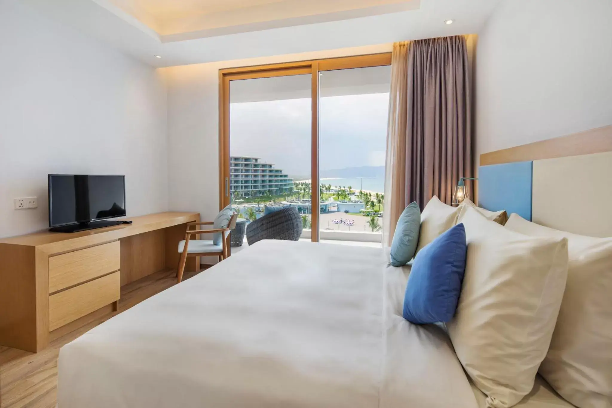 Pool view, Bed in FLC Luxury Hotel Quy Nhon Pool view, Bed in FLC Luxury Hotel Quy Nhon