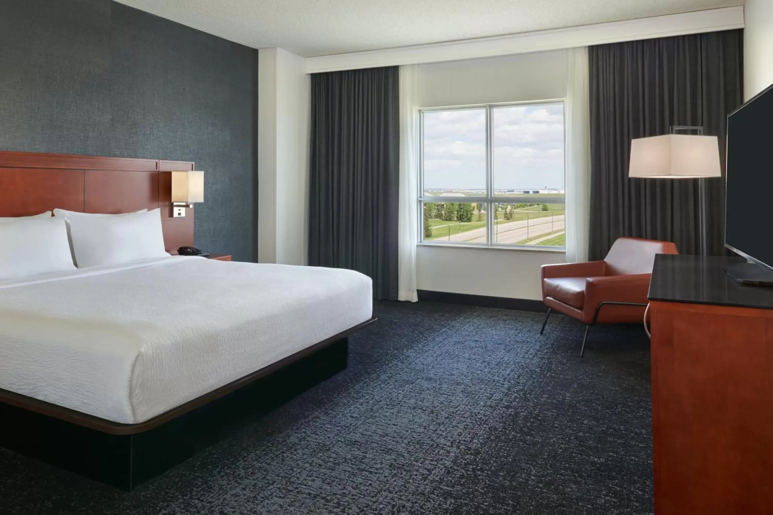 Bedroom, Bed in Courtyard by Marriott Calgary Airport