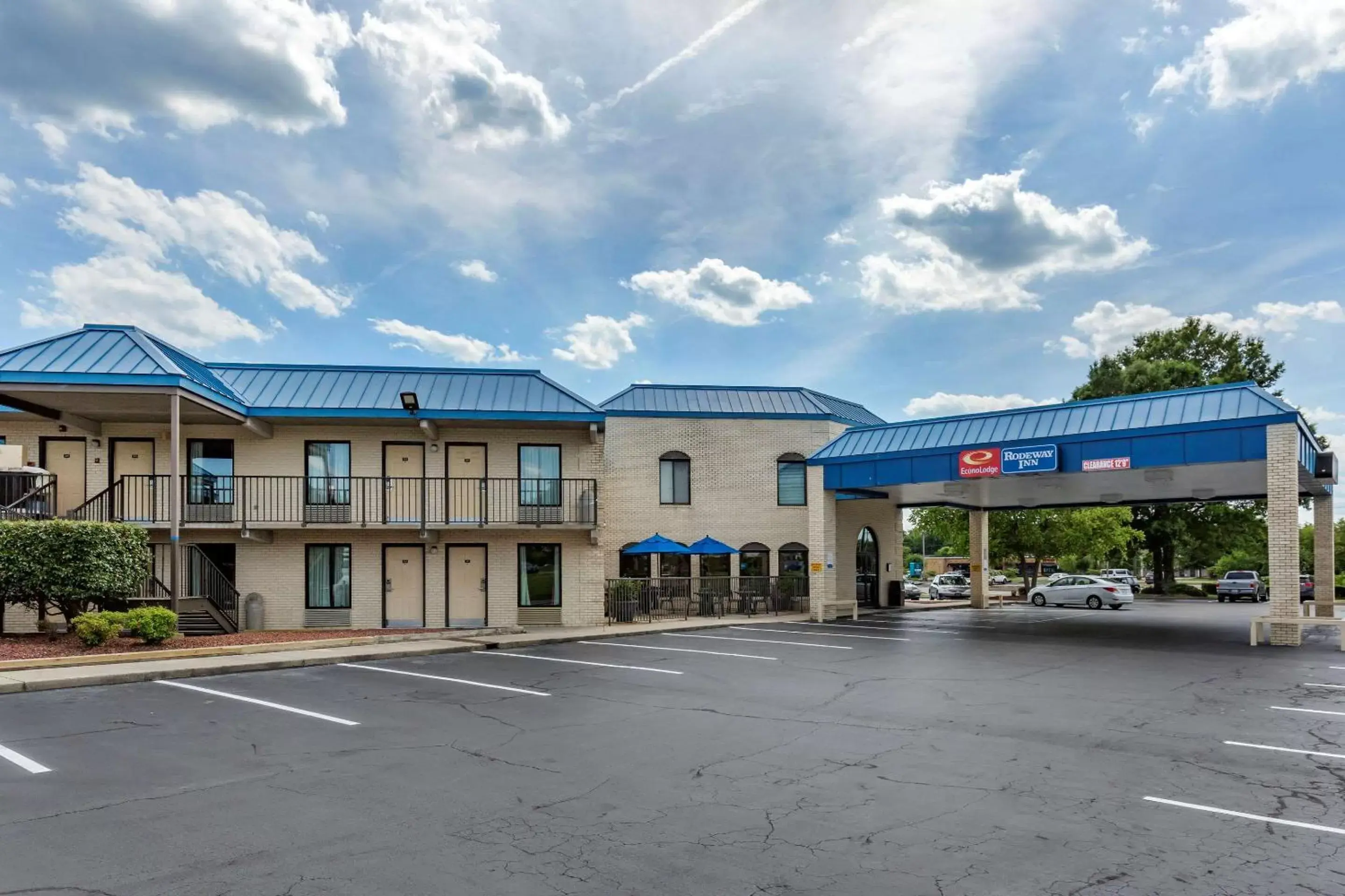 Property Building in Econo Lodge Fayetteville