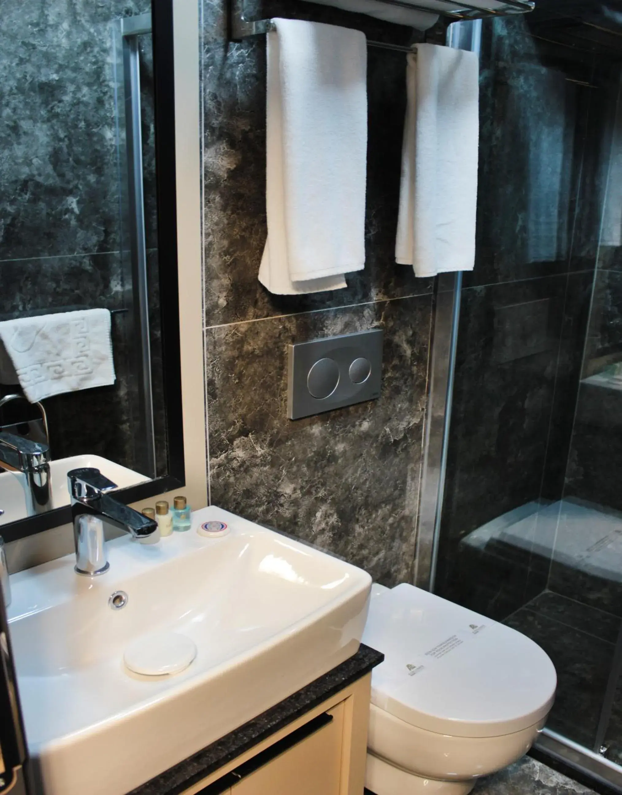 Bathroom in FRT AİRLİNES OTEL
